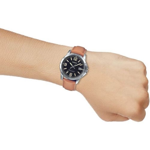 Casio – Cadran noir & Bracelet cuir couleur camel – Avec dateur – MTP-V004L-1B2U Casio – Cadran noir & Bracelet cuir couleur camel – Avec dateur – MTP-V004L-1B2U