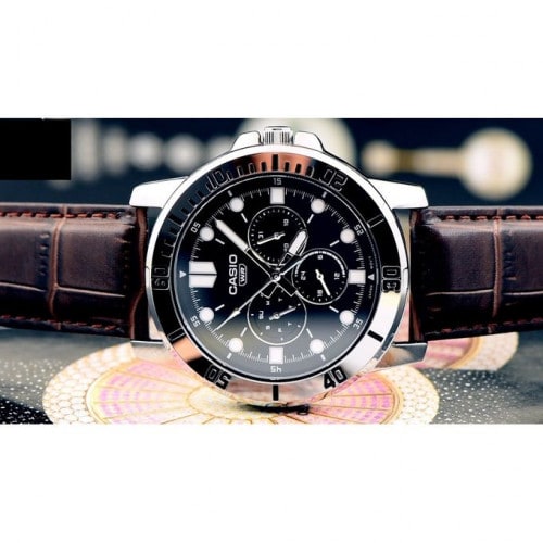Casio – Homme – Bracelet cuir marron – Cadran noir – MTP-VD300L-1EUDF