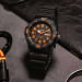 Casio – Montre pour hommes chiffres orange – Bracelet en silicone noir – MRW-200H-4BV Casio – Montre pour hommes chiffres orange – Bracelet en silicone noir – MRW-200H-4BV