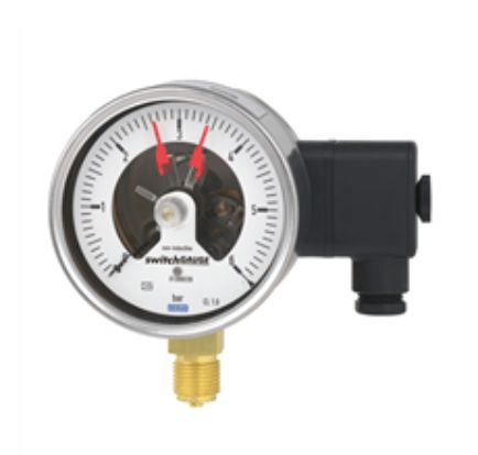 Bourdon tube pressure gauge with switch contacts