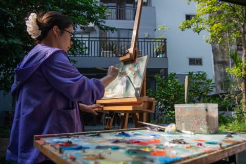Painting outdoors at Art Tutor Hanoi
