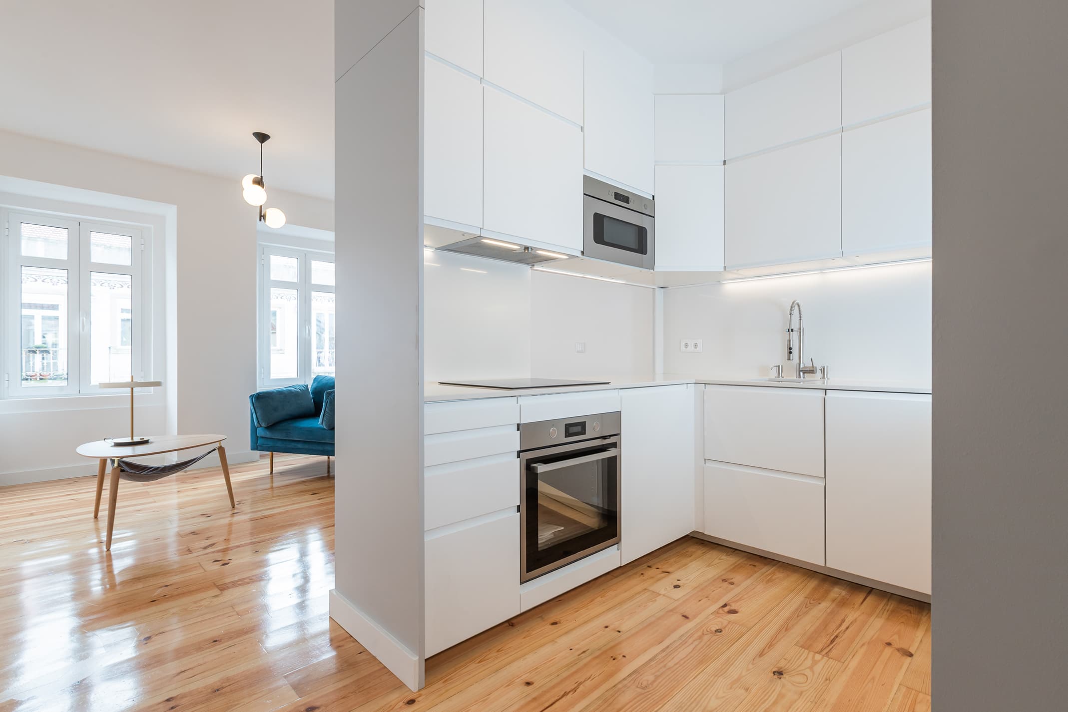 4-Apartamento-Lisboa-Lisboa - Situado no centro de Lisboa, a Rua Bernardim Ribeiro respira da centralidade dos bairros habitacionais que se construíam no início do Século XX, neste caso a Avenida da Liberdade, uma das principais avenidas de Lisboa, vai desde a Praça do Marquês de Pombal aos Restauradores.
A CVZ Construções recebeu o convite para executar esta remodelação total. Uma equipa empreendedora e qualificada, na qual os projetos são executados pela sua própria mão de obra, gerida por Arquitetos e Engenheiros, iniciou a obra em pleno plano de contingência do governo contra a pandemia da COVID -19. O que se tornou num desafio ainda mais interessante acrescido pelo método construtivo do edifício do início do século XX, que é definido com paredes estruturantes exteriores em alvenaria de pedra e interiores em madeira, soalho de pinho assente em respetiva estrutura de barrotes de madeira, terminada pelo teto em gesso. 
A obra desenvolveu-se com muita prudência e mestria, que envolveu uma extensa colaboração entre a equipa Projetista e a equipa de Apoio de Preparação e Direção de Obra da CVZ Construções. A nova espacialidade obtida, torna o piso 1 numa zona privada mais intimista. Limitada pela escadas em madeira maciça, respondendo assim às novas exigências do habitar, espaços amplos híbridos com mais luminosidade. A memória da intervenção é definida pela materialidade do acabamento, mais especificamente a madeira de pinho e a pedra, que era uma das características exemplares do Edifício e das Frações originais. O resultado final resulta num apartamento que se abre à cidade. Cria-se uma nova alma urbana com a entrada de luz pela fachada principal na zona social, que com a demolição de paredes interiores antigas, permitiu uma nova espacialidade ampla. 
Lisboa está na moda, A capital está a ganhar nobreza. Denota-se o regresso da população ao seu centro e a CVZ Construções enquadra-se no mesmo movimento ao realizar obras de remodelação deste âmbito.