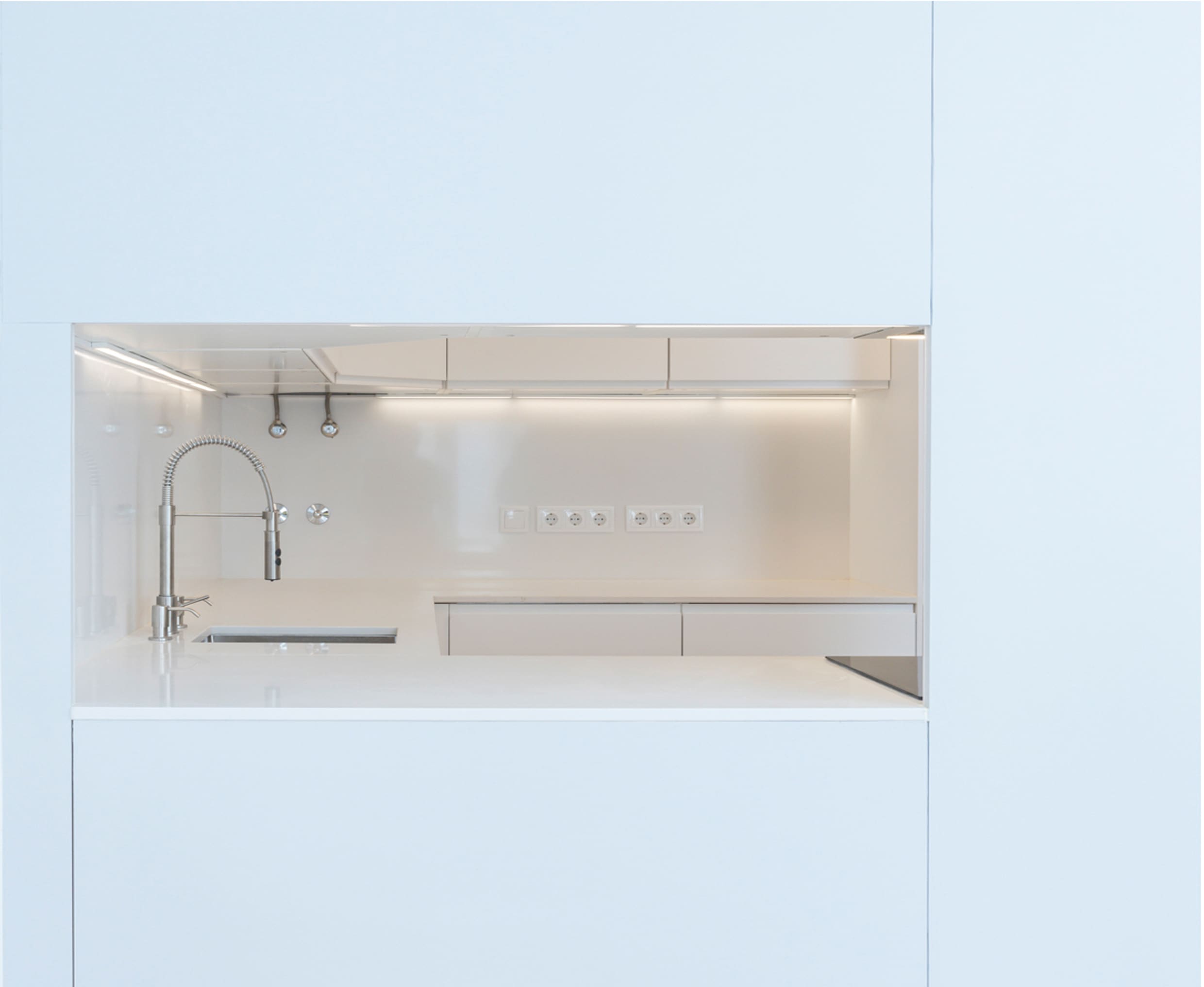 5-Apartamento-Lisboa-Lisboa - Situado no centro de Lisboa, a Rua Bernardim Ribeiro respira da centralidade dos bairros habitacionais que se construíam no início do Século XX, neste caso a Avenida da Liberdade, uma das principais avenidas de Lisboa, vai desde a Praça do Marquês de Pombal aos Restauradores.
A CVZ Construções recebeu o convite para executar esta remodelação total. Uma equipa empreendedora e qualificada, na qual os projetos são executados pela sua própria mão de obra, gerida por Arquitetos e Engenheiros, iniciou a obra em pleno plano de contingência do governo contra a pandemia da COVID -19. O que se tornou num desafio ainda mais interessante acrescido pelo método construtivo do edifício do início do século XX, que é definido com paredes estruturantes exteriores em alvenaria de pedra e interiores em madeira, soalho de pinho assente em respetiva estrutura de barrotes de madeira, terminada pelo teto em gesso. 
A obra desenvolveu-se com muita prudência e mestria, que envolveu uma extensa colaboração entre a equipa Projetista e a equipa de Apoio de Preparação e Direção de Obra da CVZ Construções. A nova espacialidade obtida, torna o piso 1 numa zona privada mais intimista. Limitada pela escadas em madeira maciça, respondendo assim às novas exigências do habitar, espaços amplos híbridos com mais luminosidade. A memória da intervenção é definida pela materialidade do acabamento, mais especificamente a madeira de pinho e a pedra, que era uma das características exemplares do Edifício e das Frações originais. O resultado final resulta num apartamento que se abre à cidade. Cria-se uma nova alma urbana com a entrada de luz pela fachada principal na zona social, que com a demolição de paredes interiores antigas, permitiu uma nova espacialidade ampla. 
Lisboa está na moda, A capital está a ganhar nobreza. Denota-se o regresso da população ao seu centro e a CVZ Construções enquadra-se no mesmo movimento ao realizar obras de remodelação deste âmbito.