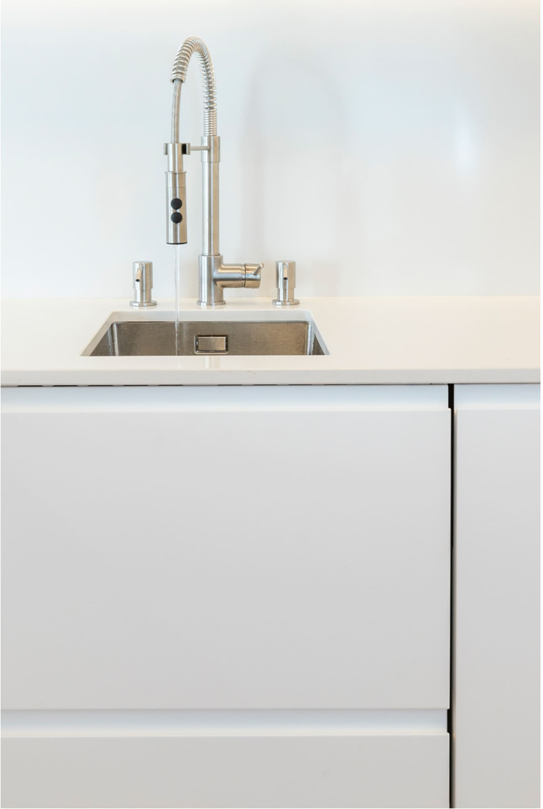 3-Apartamento-Lisboa-Lisboa - Situado no centro de Lisboa, a Rua Bernardim Ribeiro respira da centralidade dos bairros habitacionais que se construíam no início do Século XX, neste caso a Avenida da Liberdade, uma das principais avenidas de Lisboa, vai desde a Praça do Marquês de Pombal aos Restauradores.
A CVZ Construções recebeu o convite para executar esta remodelação total. Uma equipa empreendedora e qualificada, na qual os projetos são executados pela sua própria mão de obra, gerida por Arquitetos e Engenheiros, iniciou a obra em pleno plano de contingência do governo contra a pandemia da COVID -19. O que se tornou num desafio ainda mais interessante acrescido pelo método construtivo do edifício do início do século XX, que é definido com paredes estruturantes exteriores em alvenaria de pedra e interiores em madeira, soalho de pinho assente em respetiva estrutura de barrotes de madeira, terminada pelo teto em gesso. 
A obra desenvolveu-se com muita prudência e mestria, que envolveu uma extensa colaboração entre a equipa Projetista e a equipa de Apoio de Preparação e Direção de Obra da CVZ Construções. A nova espacialidade obtida, torna o piso 1 numa zona privada mais intimista. Limitada pela escadas em madeira maciça, respondendo assim às novas exigências do habitar, espaços amplos híbridos com mais luminosidade. A memória da intervenção é definida pela materialidade do acabamento, mais especificamente a madeira de pinho e a pedra, que era uma das características exemplares do Edifício e das Frações originais. O resultado final resulta num apartamento que se abre à cidade. Cria-se uma nova alma urbana com a entrada de luz pela fachada principal na zona social, que com a demolição de paredes interiores antigas, permitiu uma nova espacialidade ampla. 
Lisboa está na moda, A capital está a ganhar nobreza. Denota-se o regresso da população ao seu centro e a CVZ Construções enquadra-se no mesmo movimento ao realizar obras de remodelação deste âmbito.