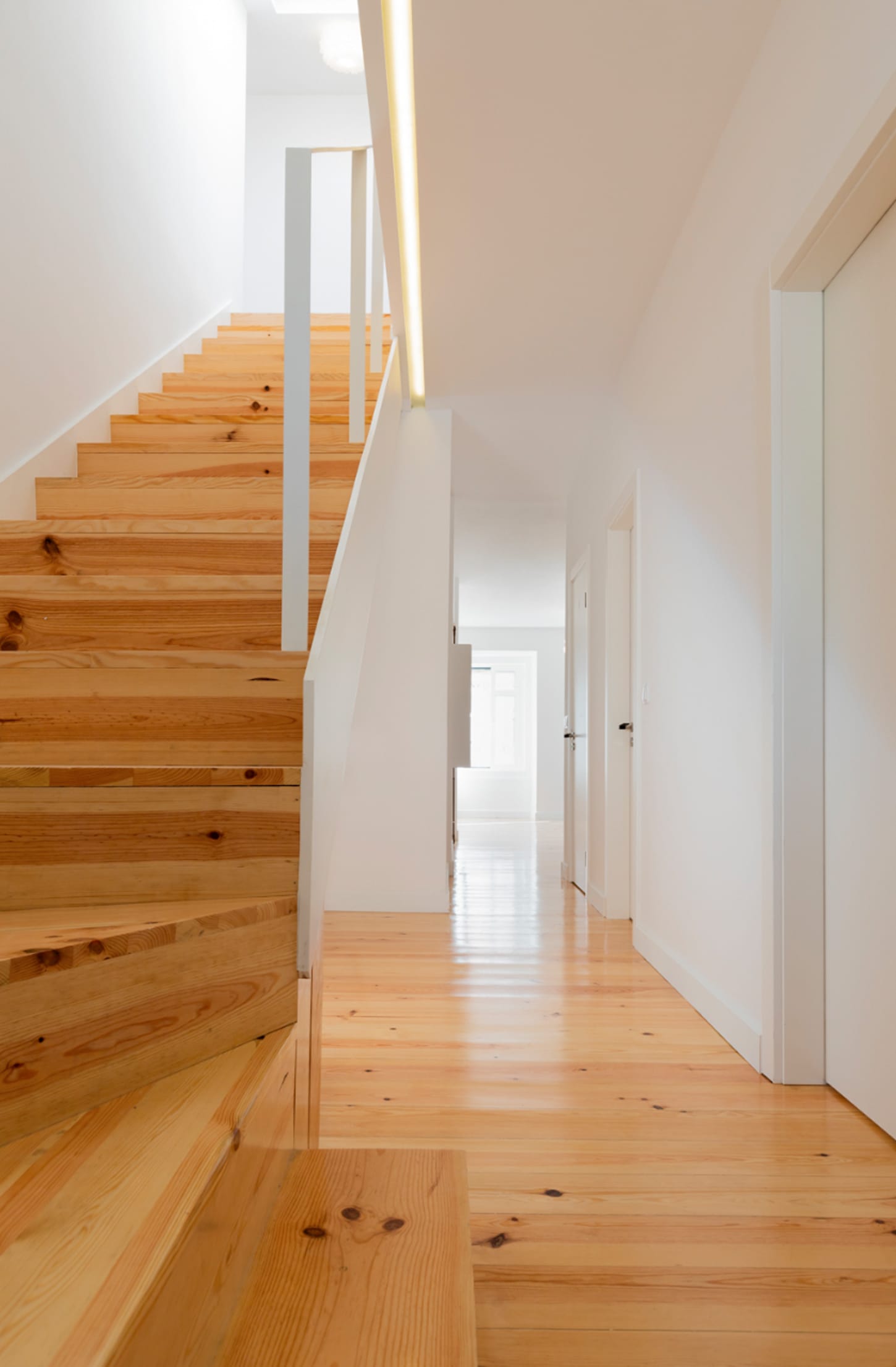 6-Apartamento-Lisboa-Lisboa - Situado no centro de Lisboa, a Rua Bernardim Ribeiro respira da centralidade dos bairros habitacionais que se construíam no início do Século XX, neste caso a Avenida da Liberdade, uma das principais avenidas de Lisboa, vai desde a Praça do Marquês de Pombal aos Restauradores.
A CVZ Construções recebeu o convite para executar esta remodelação total. Uma equipa empreendedora e qualificada, na qual os projetos são executados pela sua própria mão de obra, gerida por Arquitetos e Engenheiros, iniciou a obra em pleno plano de contingência do governo contra a pandemia da COVID -19. O que se tornou num desafio ainda mais interessante acrescido pelo método construtivo do edifício do início do século XX, que é definido com paredes estruturantes exteriores em alvenaria de pedra e interiores em madeira, soalho de pinho assente em respetiva estrutura de barrotes de madeira, terminada pelo teto em gesso. 
A obra desenvolveu-se com muita prudência e mestria, que envolveu uma extensa colaboração entre a equipa Projetista e a equipa de Apoio de Preparação e Direção de Obra da CVZ Construções. A nova espacialidade obtida, torna o piso 1 numa zona privada mais intimista. Limitada pela escadas em madeira maciça, respondendo assim às novas exigências do habitar, espaços amplos híbridos com mais luminosidade. A memória da intervenção é definida pela materialidade do acabamento, mais especificamente a madeira de pinho e a pedra, que era uma das características exemplares do Edifício e das Frações originais. O resultado final resulta num apartamento que se abre à cidade. Cria-se uma nova alma urbana com a entrada de luz pela fachada principal na zona social, que com a demolição de paredes interiores antigas, permitiu uma nova espacialidade ampla. 
Lisboa está na moda, A capital está a ganhar nobreza. Denota-se o regresso da população ao seu centro e a CVZ Construções enquadra-se no mesmo movimento ao realizar obras de remodelação deste âmbito.