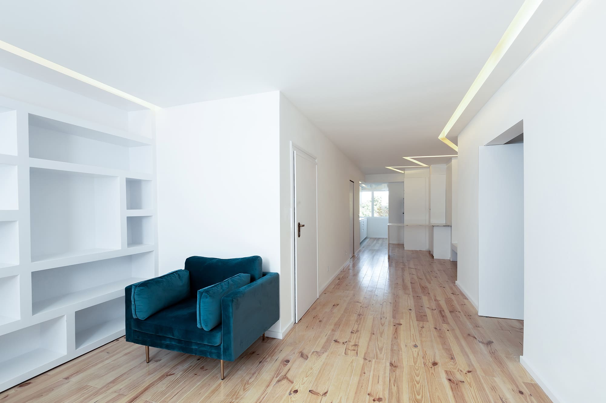 6-Apartamento-Lisboa-Lisboa - Situado numa das principais avenidas habitacionais de Lisboa, o Projeto “Apartamento na Avenida de Roma” pelo Atelier Bruno Câmara Arquitectos, nasce da remodelação de um antigo consultório médico que, face às necessidades atuais de habitação e com o regresso da população activa ao centro da cidade, reassume a sua Identidade de Projeto original.
Bruno Câmara, defende que “Arquitetura é luz, a nobreza está nos materiais”. A habitação apresenta-se como uma materialização dos ideais do Atelier. Com divisões seguindo linhas minimalistas da Arquitetura Moderna. O conceito do projeto é definido pela formalização de um elemento contínuo de luz, que unifica o espaço entre as duas fachadas. Um rasgo luminoso que percorrendo o teto, ilumina a cozinha, encaminhando-nos até à sala de estar. 
O uso e escolha dos materiais é a prioridade da CVZ. A madeira nos pavimentos serve como elemento de união, entre diferentes espaços que se destacam pela simplicidade de linhas. A pedra torna-se elemento central, a sua presença é sentida na caracterização do espaço, nas áreas de maior intimidade onde a composição da sua materialidade traz às áreas a grandiosidade do material.
A cidade de Lisboa está a renascer em pleno século XXI. Parte da premissa e ideais do Estado novo, nos anos 30, era oferecer habitação para todos os cidadãos. Na nossa atualidade, face às necessidades modernas, denota-se o regresso da população ao centro da cidade, nesse sentido, a remodelação deste apartamento simboliza o retorno a uma das avenidas de maior charme de Lisboa, a Avenida de Roma.