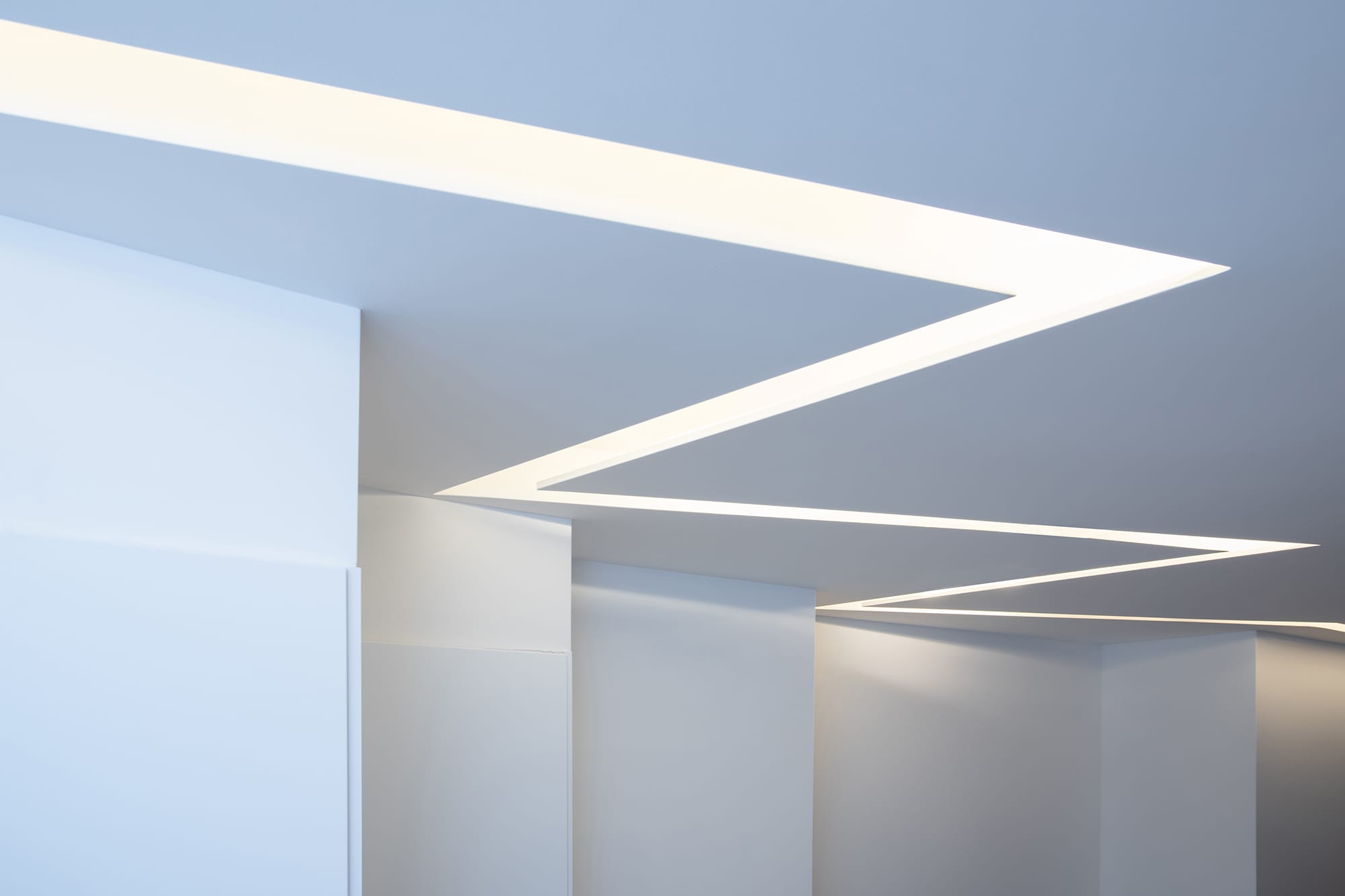 1-Apartamento-Lisboa-Lisboa - Situado numa das principais avenidas habitacionais de Lisboa, o Projeto “Apartamento na Avenida de Roma” pelo Atelier Bruno Câmara Arquitectos, nasce da remodelação de um antigo consultório médico que, face às necessidades atuais de habitação e com o regresso da população activa ao centro da cidade, reassume a sua Identidade de Projeto original.
Bruno Câmara, defende que “Arquitetura é luz, a nobreza está nos materiais”. A habitação apresenta-se como uma materialização dos ideais do Atelier. Com divisões seguindo linhas minimalistas da Arquitetura Moderna. O conceito do projeto é definido pela formalização de um elemento contínuo de luz, que unifica o espaço entre as duas fachadas. Um rasgo luminoso que percorrendo o teto, ilumina a cozinha, encaminhando-nos até à sala de estar. 
O uso e escolha dos materiais é a prioridade da CVZ. A madeira nos pavimentos serve como elemento de união, entre diferentes espaços que se destacam pela simplicidade de linhas. A pedra torna-se elemento central, a sua presença é sentida na caracterização do espaço, nas áreas de maior intimidade onde a composição da sua materialidade traz às áreas a grandiosidade do material.
A cidade de Lisboa está a renascer em pleno século XXI. Parte da premissa e ideais do Estado novo, nos anos 30, era oferecer habitação para todos os cidadãos. Na nossa atualidade, face às necessidades modernas, denota-se o regresso da população ao centro da cidade, nesse sentido, a remodelação deste apartamento simboliza o retorno a uma das avenidas de maior charme de Lisboa, a Avenida de Roma.