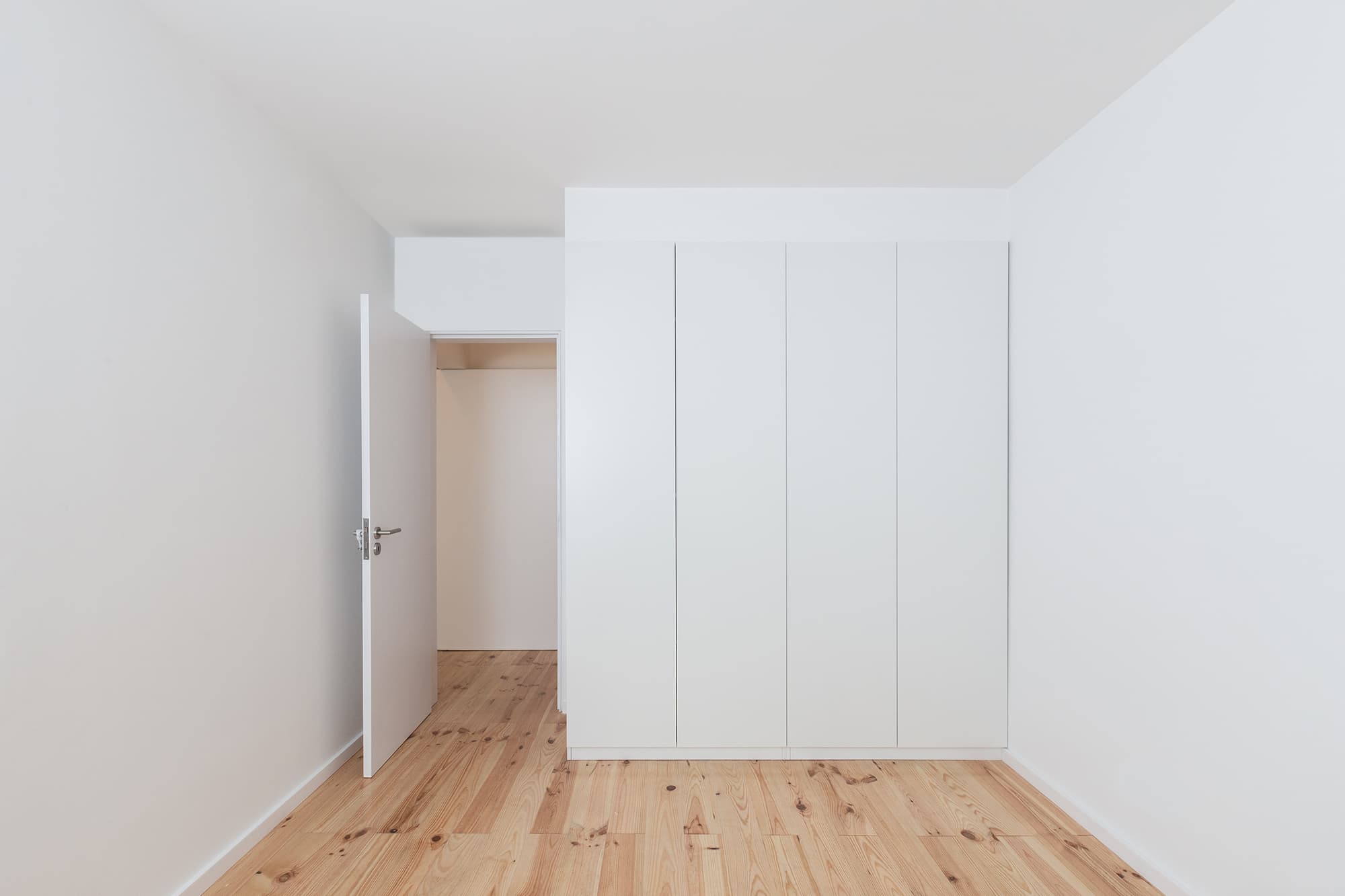 7-Apartamento-Lisboa-Lisboa - Situado numa das principais avenidas habitacionais de Lisboa, o Projeto “Apartamento na Avenida de Roma” pelo Atelier Bruno Câmara Arquitectos, nasce da remodelação de um antigo consultório médico que, face às necessidades atuais de habitação e com o regresso da população activa ao centro da cidade, reassume a sua Identidade de Projeto original.
Bruno Câmara, defende que “Arquitetura é luz, a nobreza está nos materiais”. A habitação apresenta-se como uma materialização dos ideais do Atelier. Com divisões seguindo linhas minimalistas da Arquitetura Moderna. O conceito do projeto é definido pela formalização de um elemento contínuo de luz, que unifica o espaço entre as duas fachadas. Um rasgo luminoso que percorrendo o teto, ilumina a cozinha, encaminhando-nos até à sala de estar. 
O uso e escolha dos materiais é a prioridade da CVZ. A madeira nos pavimentos serve como elemento de união, entre diferentes espaços que se destacam pela simplicidade de linhas. A pedra torna-se elemento central, a sua presença é sentida na caracterização do espaço, nas áreas de maior intimidade onde a composição da sua materialidade traz às áreas a grandiosidade do material.
A cidade de Lisboa está a renascer em pleno século XXI. Parte da premissa e ideais do Estado novo, nos anos 30, era oferecer habitação para todos os cidadãos. Na nossa atualidade, face às necessidades modernas, denota-se o regresso da população ao centro da cidade, nesse sentido, a remodelação deste apartamento simboliza o retorno a uma das avenidas de maior charme de Lisboa, a Avenida de Roma.