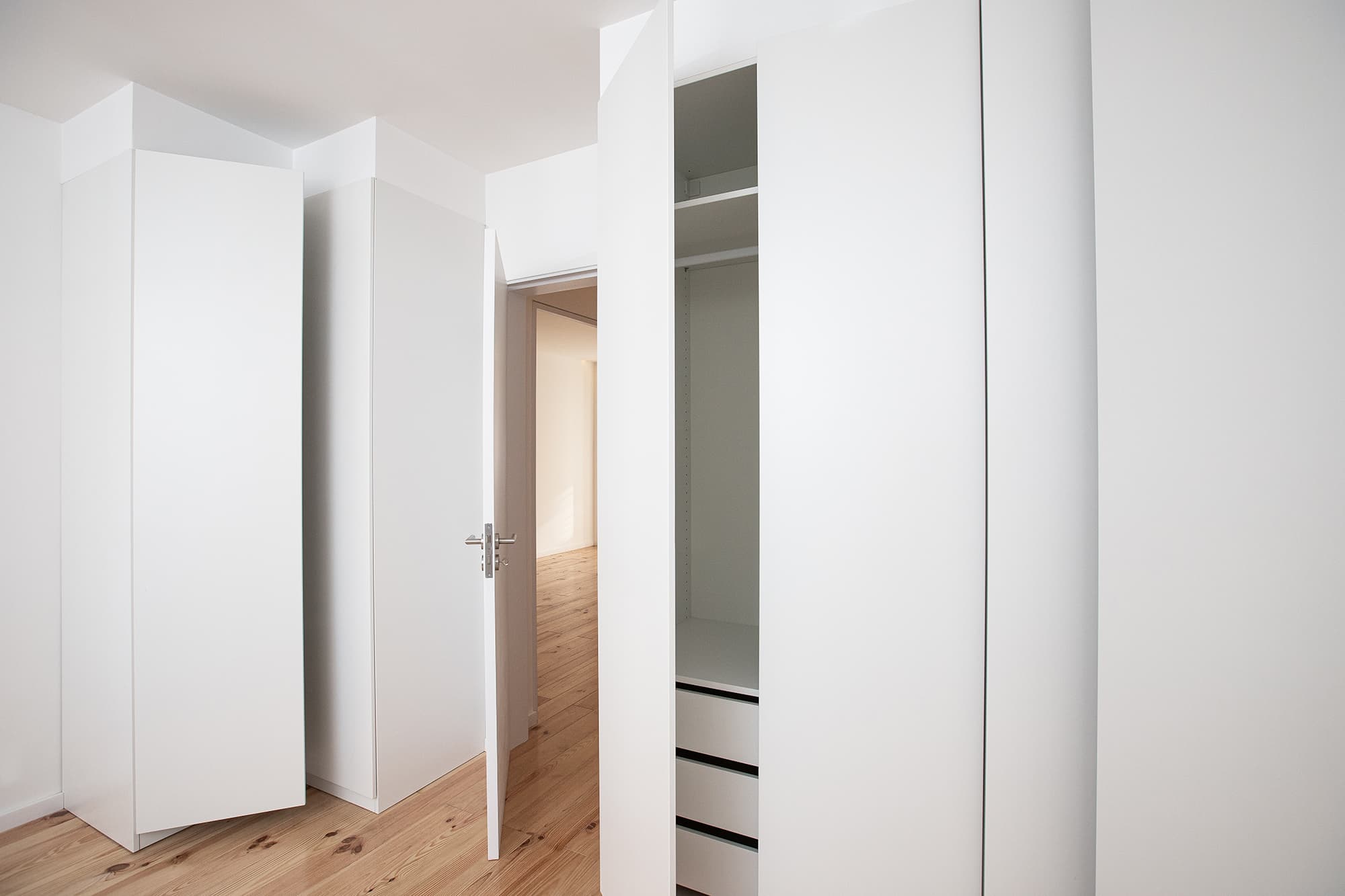 5-Apartamento-Lisboa-Lisboa - Situado numa das principais avenidas habitacionais de Lisboa, o Projeto “Apartamento na Avenida de Roma” pelo Atelier Bruno Câmara Arquitectos, nasce da remodelação de um antigo consultório médico que, face às necessidades atuais de habitação e com o regresso da população activa ao centro da cidade, reassume a sua Identidade de Projeto original.
Bruno Câmara, defende que “Arquitetura é luz, a nobreza está nos materiais”. A habitação apresenta-se como uma materialização dos ideais do Atelier. Com divisões seguindo linhas minimalistas da Arquitetura Moderna. O conceito do projeto é definido pela formalização de um elemento contínuo de luz, que unifica o espaço entre as duas fachadas. Um rasgo luminoso que percorrendo o teto, ilumina a cozinha, encaminhando-nos até à sala de estar. 
O uso e escolha dos materiais é a prioridade da CVZ. A madeira nos pavimentos serve como elemento de união, entre diferentes espaços que se destacam pela simplicidade de linhas. A pedra torna-se elemento central, a sua presença é sentida na caracterização do espaço, nas áreas de maior intimidade onde a composição da sua materialidade traz às áreas a grandiosidade do material.
A cidade de Lisboa está a renascer em pleno século XXI. Parte da premissa e ideais do Estado novo, nos anos 30, era oferecer habitação para todos os cidadãos. Na nossa atualidade, face às necessidades modernas, denota-se o regresso da população ao centro da cidade, nesse sentido, a remodelação deste apartamento simboliza o retorno a uma das avenidas de maior charme de Lisboa, a Avenida de Roma.