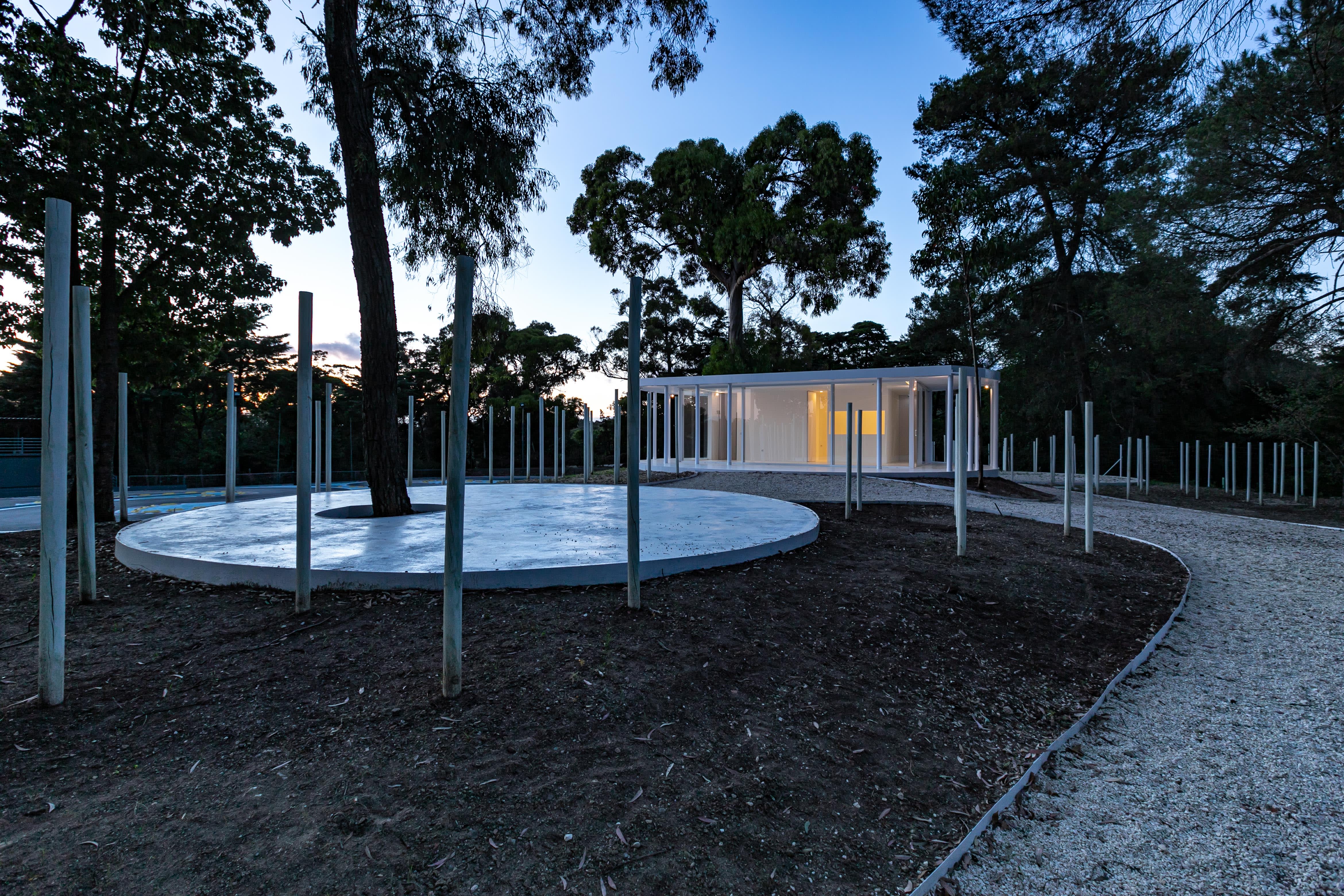 3-Vila-Lisboa-Lisboa - Aclamado por todos como o pulmão verde de Lisboa, Monsanto tem estado, de certa forma, abandonado à deterioração natural, carecendo de estruturas funcionais e apelativas de apoio aos habitantes da cidade de Lisboa. A par das novas tendências do estilo de vida dos portugueses, nomeadamente dos residentes nas grandes cidades, verifica-se uma procura crescente de espaços verdes, quer para a prática de desportos, quer para atividades de lazer ou apenas para usufruto e maior contacto com a natureza. Monsanto não é exceção, não obstante a falta de condições do parque florestal.
Monsanto tem uma nova “Floresta Branca”. Correspondendo às expectativas de muitos lisboetas, após um longo período de espera, vários projetos de requalificação estão a ser desenvolvidos pela Câmara Municipal de Lisboa e Juntas de Freguesia em diferentes zonas de Monsanto. A Junta de Freguesia de Benfica abriu um concurso público de reabilitação, o contrato entregue à Empresa CVZ Construções, que, em parceria com o gabinete de Arquitetura Bruno Câmara Arquitetos, desenvolveu todo o projeto de Concepção e Construção de um novo restaurante/bar com zonas exteriores, incluindo vários percursos pedonais e espaços lúdicos. Bruno Câmara Arquitectos adotou o conceito de “Uma Floresta Branca”, para criar um Projeto globalmente marcado pela cor branca, seguindo linhas minimalistas de Arquitetura Moderna e Contemporânea. Segundo o Arquiteto Bruno Câmara, Autor do Projeto,  o conceito “materializa todos os elementos propostos, integrando os mesmos no enquadramento paisagístico de Monsanto. 3.411 troncos de madeira pintados a branco formam vários espaços exteriores com diferentes funções, desde pequenos auditórios a espaços de lazer, envolvendo o espaço principal de restaurante/bar com a zona interior e exterior, que valoriza a espacialidade e ligação à natureza envolvente.”
A nova construção destaca-se assim pelo seu branco minimalista inserido no verde de Monsanto, que cria harmonia com os espaços envolventes, quer pelas suas linhas curvas, quer pelos materiais utilizados, conferindo-lhes modernidade.