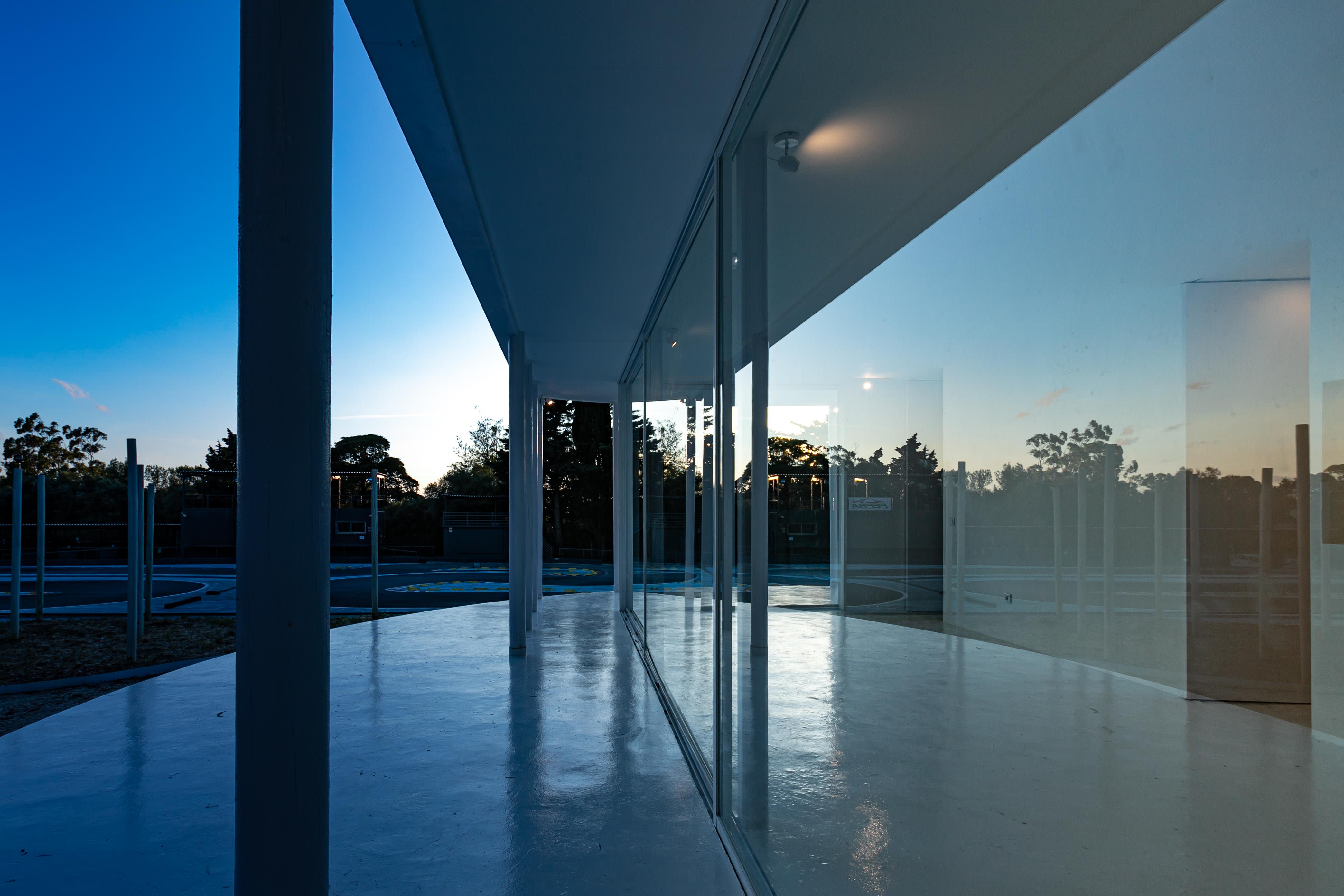 5-Vila-Lisboa-Lisboa - Aclamado por todos como o pulmão verde de Lisboa, Monsanto tem estado, de certa forma, abandonado à deterioração natural, carecendo de estruturas funcionais e apelativas de apoio aos habitantes da cidade de Lisboa. A par das novas tendências do estilo de vida dos portugueses, nomeadamente dos residentes nas grandes cidades, verifica-se uma procura crescente de espaços verdes, quer para a prática de desportos, quer para atividades de lazer ou apenas para usufruto e maior contacto com a natureza. Monsanto não é exceção, não obstante a falta de condições do parque florestal.
Monsanto tem uma nova “Floresta Branca”. Correspondendo às expectativas de muitos lisboetas, após um longo período de espera, vários projetos de requalificação estão a ser desenvolvidos pela Câmara Municipal de Lisboa e Juntas de Freguesia em diferentes zonas de Monsanto. A Junta de Freguesia de Benfica abriu um concurso público de reabilitação, o contrato entregue à Empresa CVZ Construções, que, em parceria com o gabinete de Arquitetura Bruno Câmara Arquitetos, desenvolveu todo o projeto de Concepção e Construção de um novo restaurante/bar com zonas exteriores, incluindo vários percursos pedonais e espaços lúdicos. Bruno Câmara Arquitectos adotou o conceito de “Uma Floresta Branca”, para criar um Projeto globalmente marcado pela cor branca, seguindo linhas minimalistas de Arquitetura Moderna e Contemporânea. Segundo o Arquiteto Bruno Câmara, Autor do Projeto,  o conceito “materializa todos os elementos propostos, integrando os mesmos no enquadramento paisagístico de Monsanto. 3.411 troncos de madeira pintados a branco formam vários espaços exteriores com diferentes funções, desde pequenos auditórios a espaços de lazer, envolvendo o espaço principal de restaurante/bar com a zona interior e exterior, que valoriza a espacialidade e ligação à natureza envolvente.”
A nova construção destaca-se assim pelo seu branco minimalista inserido no verde de Monsanto, que cria harmonia com os espaços envolventes, quer pelas suas linhas curvas, quer pelos materiais utilizados, conferindo-lhes modernidade.