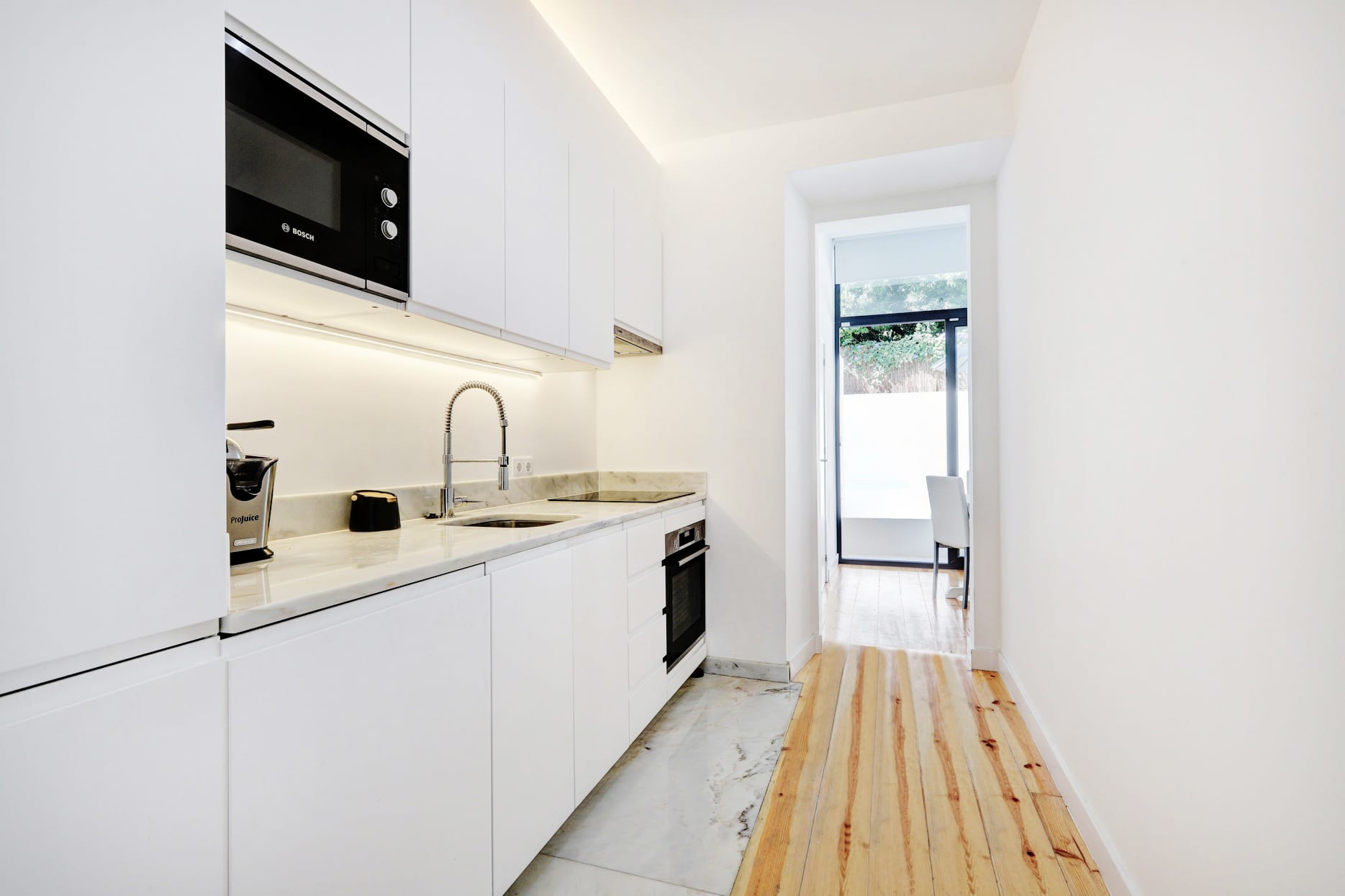 5-Moradia-Lisboa-Lisboa - O Apartamento no Campo Grande, foi uma obra realizada pela CVZ Construções, com o conceito chave na mão, Projeto de Arquitetura e Obra incluída. O cliente particular, tinha como programa preliminar uma remodelação total de um apartamento de tipologia T2 com pátio, situado no Campo Grande em Lisboa, junto ao jardim da Universidade de Lisboa e ao Colégio Moderno. 

O Projeto de Arquitetura do apartamento cria um conceito de "Casa Pátio" dentro da cidade. Um pátio monocromático, abstrato, branco, que com o reflexo da luz natural, vinda de sudoeste, reflete-se na água da piscina e se projecta para o interior da habitação. As árvores à volta, parecem querer entrar no pátio. Com toda a vegetação em redor de árvores de grande porte dos jardins do polo universitário, cria-se um cenário de uma casa de férias dentro da cidade.

É a partir do pátio exterior, elemento branco e moderno, que se desenvolve a casa no interior. O Projeto altera a sua espacialidade, estando definido numa tipologia de T2, com uma reabilitação total, quer a nível de redes de infra estruturas, quer de revestimentos e equipamentos. As paredes são mantidas neutras para valorizar a luz e a materialidade dos revestimentos utilizados. Utilizando o soalho de madeira de Pinho envernizado e pedra em Mármore de Estremoz nas zonas húmidas da cozinha e Instalações Sanitárias.

Renasce assim um apartamento no centro da cidade. Com um conceito de habitar que respira a casa de férias e que preserva o espírito do passado histórico do Campo Grande de extensos jardins.