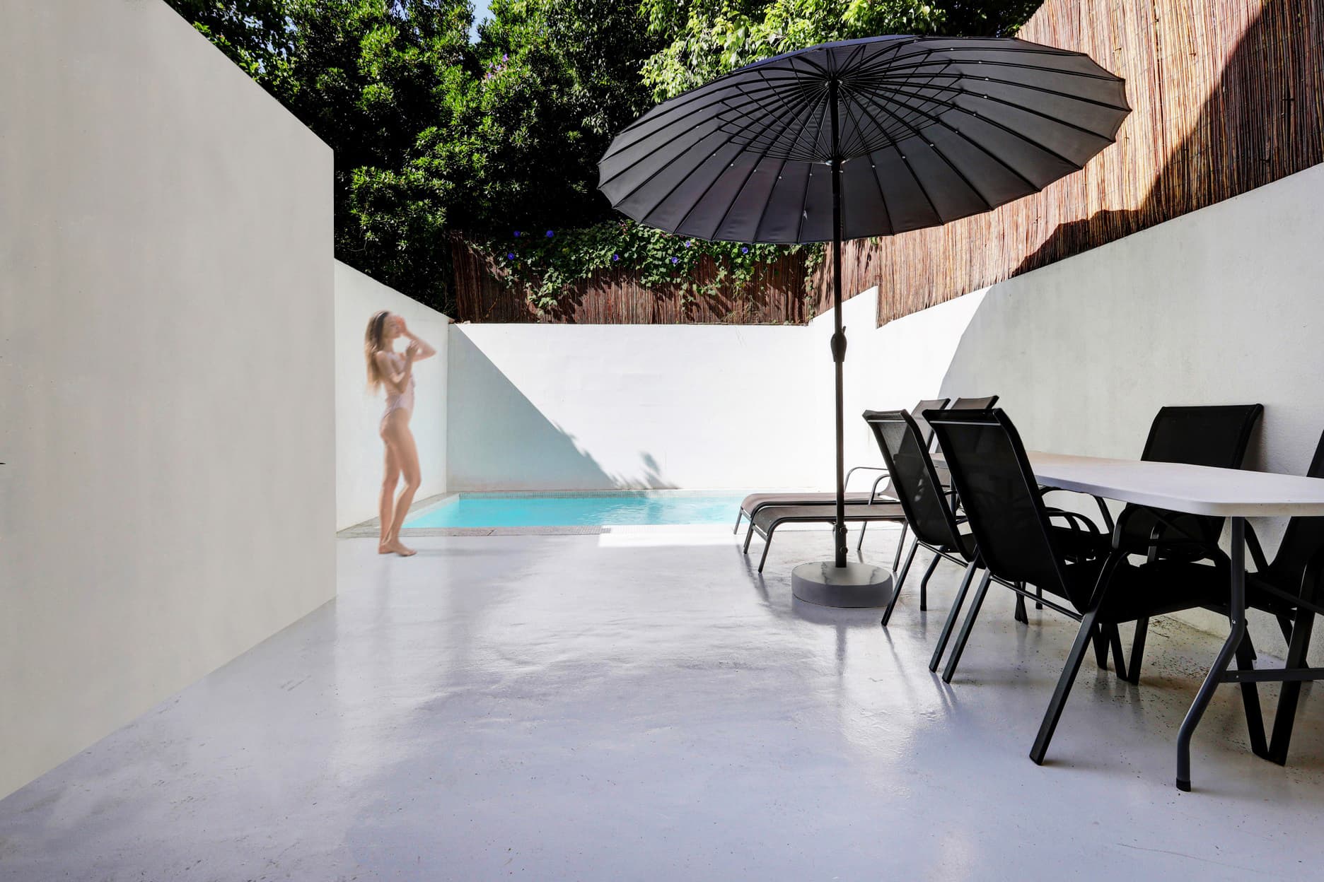 4-Moradia-Lisboa-Lisboa - O Apartamento no Campo Grande, foi uma obra realizada pela CVZ Construções, com o conceito chave na mão, Projeto de Arquitetura e Obra incluída. O cliente particular, tinha como programa preliminar uma remodelação total de um apartamento de tipologia T2 com pátio, situado no Campo Grande em Lisboa, junto ao jardim da Universidade de Lisboa e ao Colégio Moderno. 

O Projeto de Arquitetura do apartamento cria um conceito de "Casa Pátio" dentro da cidade. Um pátio monocromático, abstrato, branco, que com o reflexo da luz natural, vinda de sudoeste, reflete-se na água da piscina e se projecta para o interior da habitação. As árvores à volta, parecem querer entrar no pátio. Com toda a vegetação em redor de árvores de grande porte dos jardins do polo universitário, cria-se um cenário de uma casa de férias dentro da cidade.

É a partir do pátio exterior, elemento branco e moderno, que se desenvolve a casa no interior. O Projeto altera a sua espacialidade, estando definido numa tipologia de T2, com uma reabilitação total, quer a nível de redes de infra estruturas, quer de revestimentos e equipamentos. As paredes são mantidas neutras para valorizar a luz e a materialidade dos revestimentos utilizados. Utilizando o soalho de madeira de Pinho envernizado e pedra em Mármore de Estremoz nas zonas húmidas da cozinha e Instalações Sanitárias.

Renasce assim um apartamento no centro da cidade. Com um conceito de habitar que respira a casa de férias e que preserva o espírito do passado histórico do Campo Grande de extensos jardins.