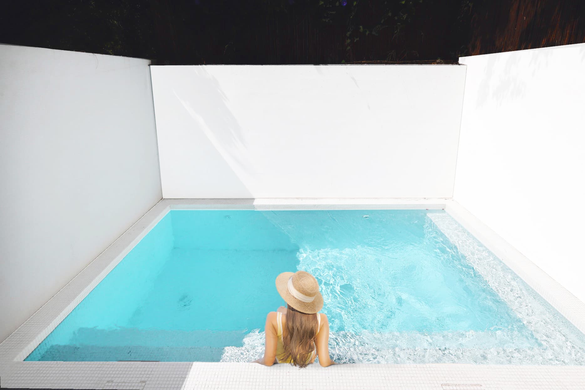 2-Moradia-Lisboa-Lisboa - O Apartamento no Campo Grande, foi uma obra realizada pela CVZ Construções, com o conceito chave na mão, Projeto de Arquitetura e Obra incluída. O cliente particular, tinha como programa preliminar uma remodelação total de um apartamento de tipologia T2 com pátio, situado no Campo Grande em Lisboa, junto ao jardim da Universidade de Lisboa e ao Colégio Moderno. 

O Projeto de Arquitetura do apartamento cria um conceito de "Casa Pátio" dentro da cidade. Um pátio monocromático, abstrato, branco, que com o reflexo da luz natural, vinda de sudoeste, reflete-se na água da piscina e se projecta para o interior da habitação. As árvores à volta, parecem querer entrar no pátio. Com toda a vegetação em redor de árvores de grande porte dos jardins do polo universitário, cria-se um cenário de uma casa de férias dentro da cidade.

É a partir do pátio exterior, elemento branco e moderno, que se desenvolve a casa no interior. O Projeto altera a sua espacialidade, estando definido numa tipologia de T2, com uma reabilitação total, quer a nível de redes de infra estruturas, quer de revestimentos e equipamentos. As paredes são mantidas neutras para valorizar a luz e a materialidade dos revestimentos utilizados. Utilizando o soalho de madeira de Pinho envernizado e pedra em Mármore de Estremoz nas zonas húmidas da cozinha e Instalações Sanitárias.

Renasce assim um apartamento no centro da cidade. Com um conceito de habitar que respira a casa de férias e que preserva o espírito do passado histórico do Campo Grande de extensos jardins.