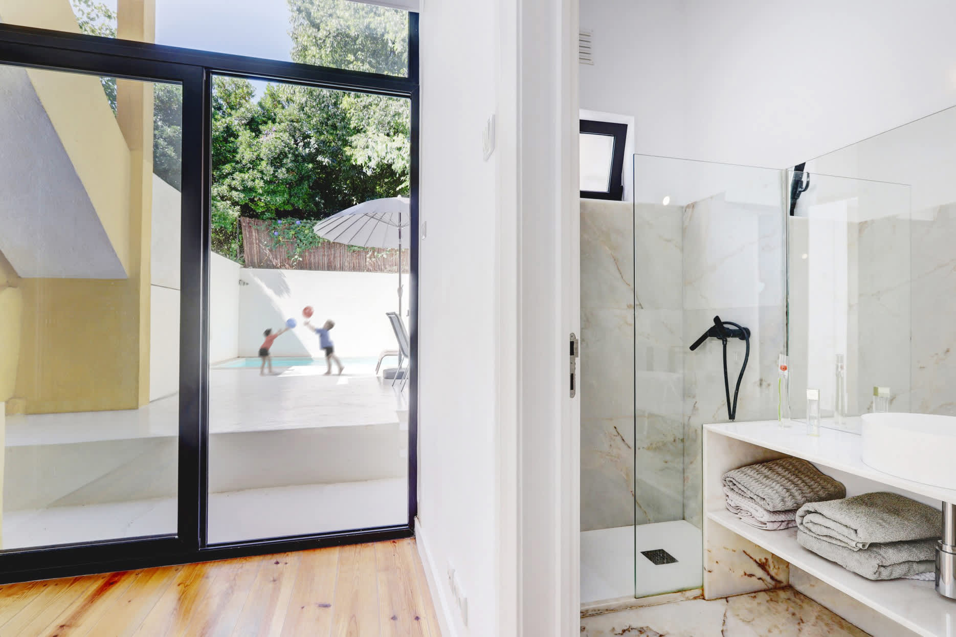 6-Moradia-Lisboa-Lisboa - O Apartamento no Campo Grande, foi uma obra realizada pela CVZ Construções, com o conceito chave na mão, Projeto de Arquitetura e Obra incluída. O cliente particular, tinha como programa preliminar uma remodelação total de um apartamento de tipologia T2 com pátio, situado no Campo Grande em Lisboa, junto ao jardim da Universidade de Lisboa e ao Colégio Moderno. 

O Projeto de Arquitetura do apartamento cria um conceito de "Casa Pátio" dentro da cidade. Um pátio monocromático, abstrato, branco, que com o reflexo da luz natural, vinda de sudoeste, reflete-se na água da piscina e se projecta para o interior da habitação. As árvores à volta, parecem querer entrar no pátio. Com toda a vegetação em redor de árvores de grande porte dos jardins do polo universitário, cria-se um cenário de uma casa de férias dentro da cidade.

É a partir do pátio exterior, elemento branco e moderno, que se desenvolve a casa no interior. O Projeto altera a sua espacialidade, estando definido numa tipologia de T2, com uma reabilitação total, quer a nível de redes de infra estruturas, quer de revestimentos e equipamentos. As paredes são mantidas neutras para valorizar a luz e a materialidade dos revestimentos utilizados. Utilizando o soalho de madeira de Pinho envernizado e pedra em Mármore de Estremoz nas zonas húmidas da cozinha e Instalações Sanitárias.

Renasce assim um apartamento no centro da cidade. Com um conceito de habitar que respira a casa de férias e que preserva o espírito do passado histórico do Campo Grande de extensos jardins.