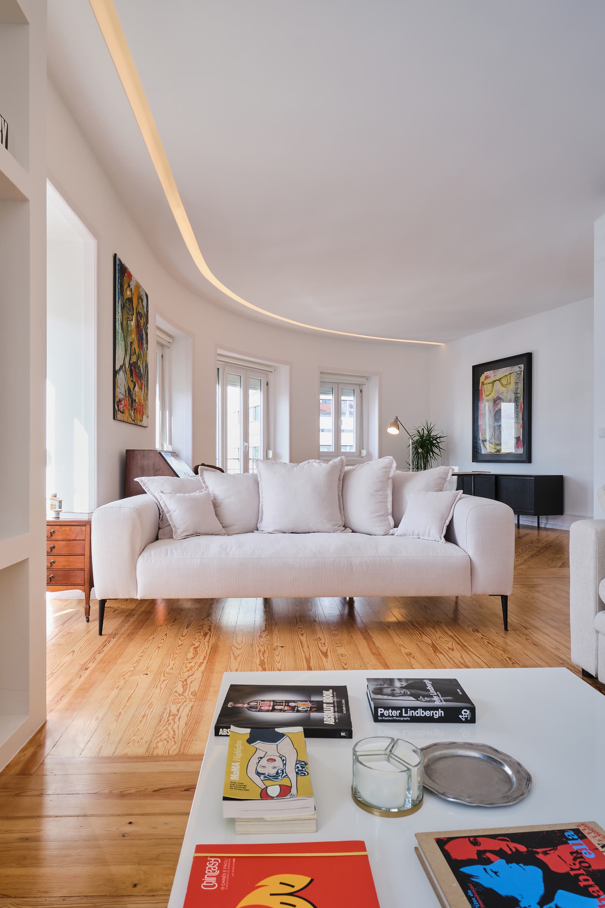 2-Apartamento-Lisboa-Lisboa - O apartamento insere-se num edifício de gaveto entre a Avenida de Berna e Avenida Marquês de Tomar no bairro das Avenidas Novas, localizado na zona central de Lisboa, junto à Avenida da República, uma das principais vias da cidade. A Avenida de Berna tem uma longa história de Glamour e estilo de vida de classe alta e essa cultura esteve presente na nossa forma de abordar o Projeto.
O bairro é definido por vias largas de dois sentidos, logradouros ajardinados e coerência estética no desenho das fachadas, tornando Avenida de Berna numa das zonas mais valorizadas de Lisboa. O edifício  é composto por um piso térreo e quatro pisos seguintes. A construção é definida por fundações em alvenaria de pedra, que é o mesmo material presente nas paredes exteriores. Os interiores por si, encontram-se em tijolo maciço, com uma laje mista e cobertura em telha marselha assente em barrotes de madeira. São criadas novas aberturas interiores, o layout da cozinha é alterado para permitir a continuidade e fluidez espacial entre o espaço social definido pelas divisões conectadas.
O alçado principal é definido por uma métrica de vãos com de guardas metálicas, assim como vãos exteriores em alumínio com vidro duplo e com uma cobertura de duas águas em cerâmica. Com a intervenção da CVZ Construções, nasce uma nova zona social. Uma nova disposição, com maior espacialidade e luminosidade, na cozinha, sala e Instalações Sanitárias. O novo espaço traz mobiliário fixo de biblioteca e zonas de iluminação indireta.