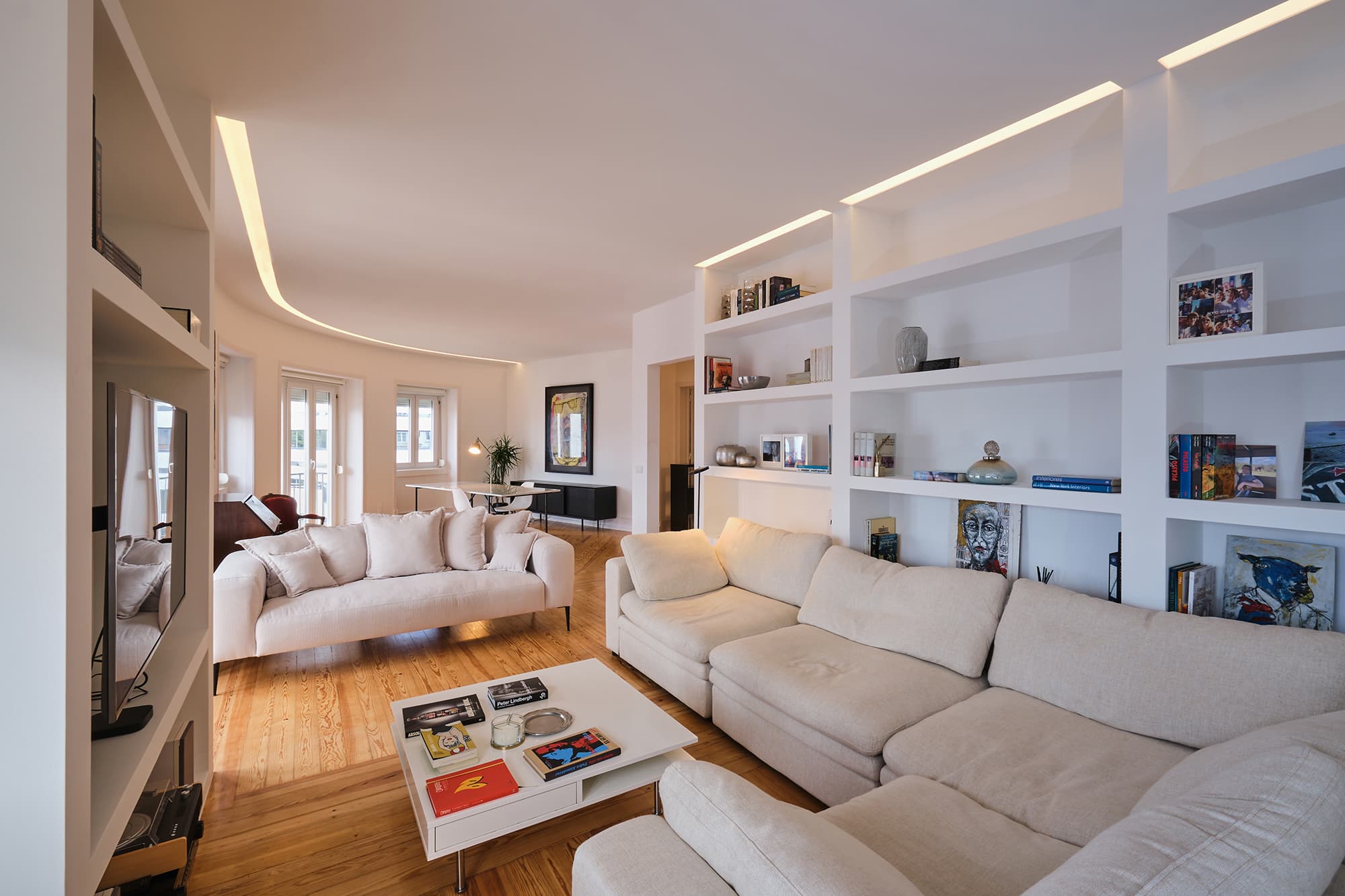 4-Apartamento-Lisboa-Lisboa - O apartamento insere-se num edifício de gaveto entre a Avenida de Berna e Avenida Marquês de Tomar no bairro das Avenidas Novas, localizado na zona central de Lisboa, junto à Avenida da República, uma das principais vias da cidade. A Avenida de Berna tem uma longa história de Glamour e estilo de vida de classe alta e essa cultura esteve presente na nossa forma de abordar o Projeto.
O bairro é definido por vias largas de dois sentidos, logradouros ajardinados e coerência estética no desenho das fachadas, tornando Avenida de Berna numa das zonas mais valorizadas de Lisboa. O edifício  é composto por um piso térreo e quatro pisos seguintes. A construção é definida por fundações em alvenaria de pedra, que é o mesmo material presente nas paredes exteriores. Os interiores por si, encontram-se em tijolo maciço, com uma laje mista e cobertura em telha marselha assente em barrotes de madeira. São criadas novas aberturas interiores, o layout da cozinha é alterado para permitir a continuidade e fluidez espacial entre o espaço social definido pelas divisões conectadas.
O alçado principal é definido por uma métrica de vãos com de guardas metálicas, assim como vãos exteriores em alumínio com vidro duplo e com uma cobertura de duas águas em cerâmica. Com a intervenção da CVZ Construções, nasce uma nova zona social. Uma nova disposição, com maior espacialidade e luminosidade, na cozinha, sala e Instalações Sanitárias. O novo espaço traz mobiliário fixo de biblioteca e zonas de iluminação indireta.