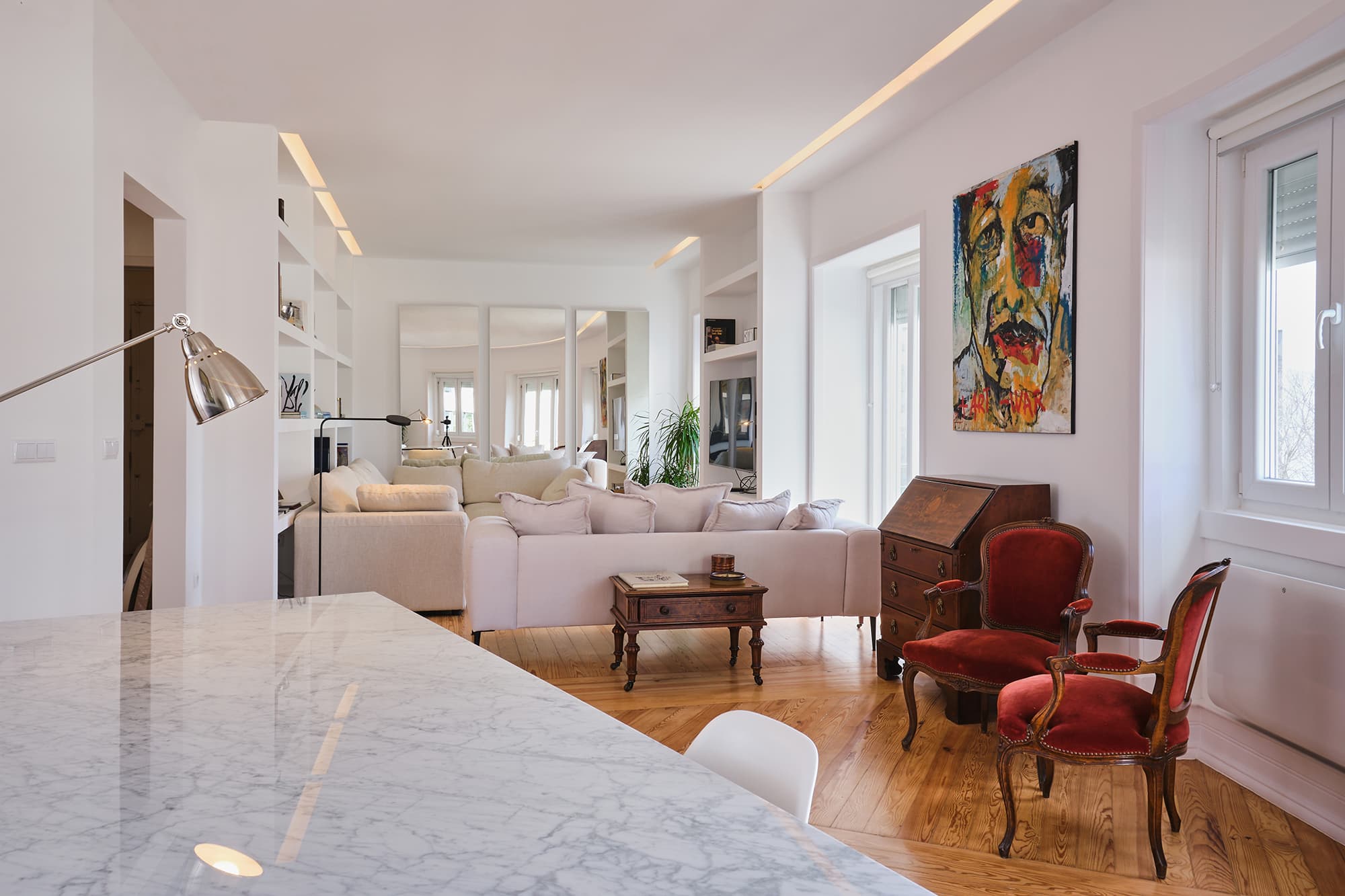 5-Apartamento-Lisboa-Lisboa - O apartamento insere-se num edifício de gaveto entre a Avenida de Berna e Avenida Marquês de Tomar no bairro das Avenidas Novas, localizado na zona central de Lisboa, junto à Avenida da República, uma das principais vias da cidade. A Avenida de Berna tem uma longa história de Glamour e estilo de vida de classe alta e essa cultura esteve presente na nossa forma de abordar o Projeto.
O bairro é definido por vias largas de dois sentidos, logradouros ajardinados e coerência estética no desenho das fachadas, tornando Avenida de Berna numa das zonas mais valorizadas de Lisboa. O edifício  é composto por um piso térreo e quatro pisos seguintes. A construção é definida por fundações em alvenaria de pedra, que é o mesmo material presente nas paredes exteriores. Os interiores por si, encontram-se em tijolo maciço, com uma laje mista e cobertura em telha marselha assente em barrotes de madeira. São criadas novas aberturas interiores, o layout da cozinha é alterado para permitir a continuidade e fluidez espacial entre o espaço social definido pelas divisões conectadas.
O alçado principal é definido por uma métrica de vãos com de guardas metálicas, assim como vãos exteriores em alumínio com vidro duplo e com uma cobertura de duas águas em cerâmica. Com a intervenção da CVZ Construções, nasce uma nova zona social. Uma nova disposição, com maior espacialidade e luminosidade, na cozinha, sala e Instalações Sanitárias. O novo espaço traz mobiliário fixo de biblioteca e zonas de iluminação indireta.