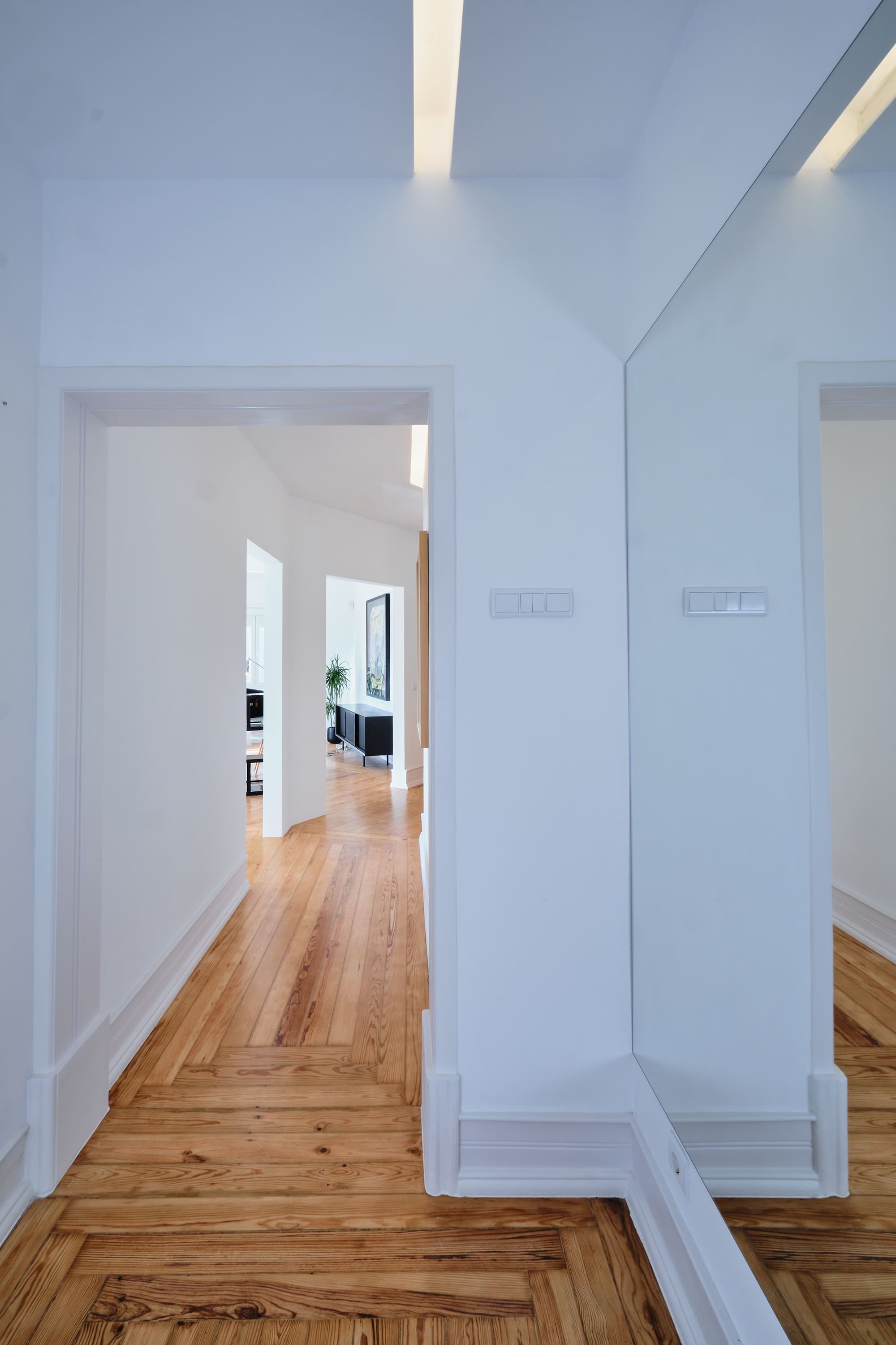 6-Apartamento-Lisboa-Lisboa - O apartamento insere-se num edifício de gaveto entre a Avenida de Berna e Avenida Marquês de Tomar no bairro das Avenidas Novas, localizado na zona central de Lisboa, junto à Avenida da República, uma das principais vias da cidade. A Avenida de Berna tem uma longa história de Glamour e estilo de vida de classe alta e essa cultura esteve presente na nossa forma de abordar o Projeto.
O bairro é definido por vias largas de dois sentidos, logradouros ajardinados e coerência estética no desenho das fachadas, tornando Avenida de Berna numa das zonas mais valorizadas de Lisboa. O edifício  é composto por um piso térreo e quatro pisos seguintes. A construção é definida por fundações em alvenaria de pedra, que é o mesmo material presente nas paredes exteriores. Os interiores por si, encontram-se em tijolo maciço, com uma laje mista e cobertura em telha marselha assente em barrotes de madeira. São criadas novas aberturas interiores, o layout da cozinha é alterado para permitir a continuidade e fluidez espacial entre o espaço social definido pelas divisões conectadas.
O alçado principal é definido por uma métrica de vãos com de guardas metálicas, assim como vãos exteriores em alumínio com vidro duplo e com uma cobertura de duas águas em cerâmica. Com a intervenção da CVZ Construções, nasce uma nova zona social. Uma nova disposição, com maior espacialidade e luminosidade, na cozinha, sala e Instalações Sanitárias. O novo espaço traz mobiliário fixo de biblioteca e zonas de iluminação indireta.