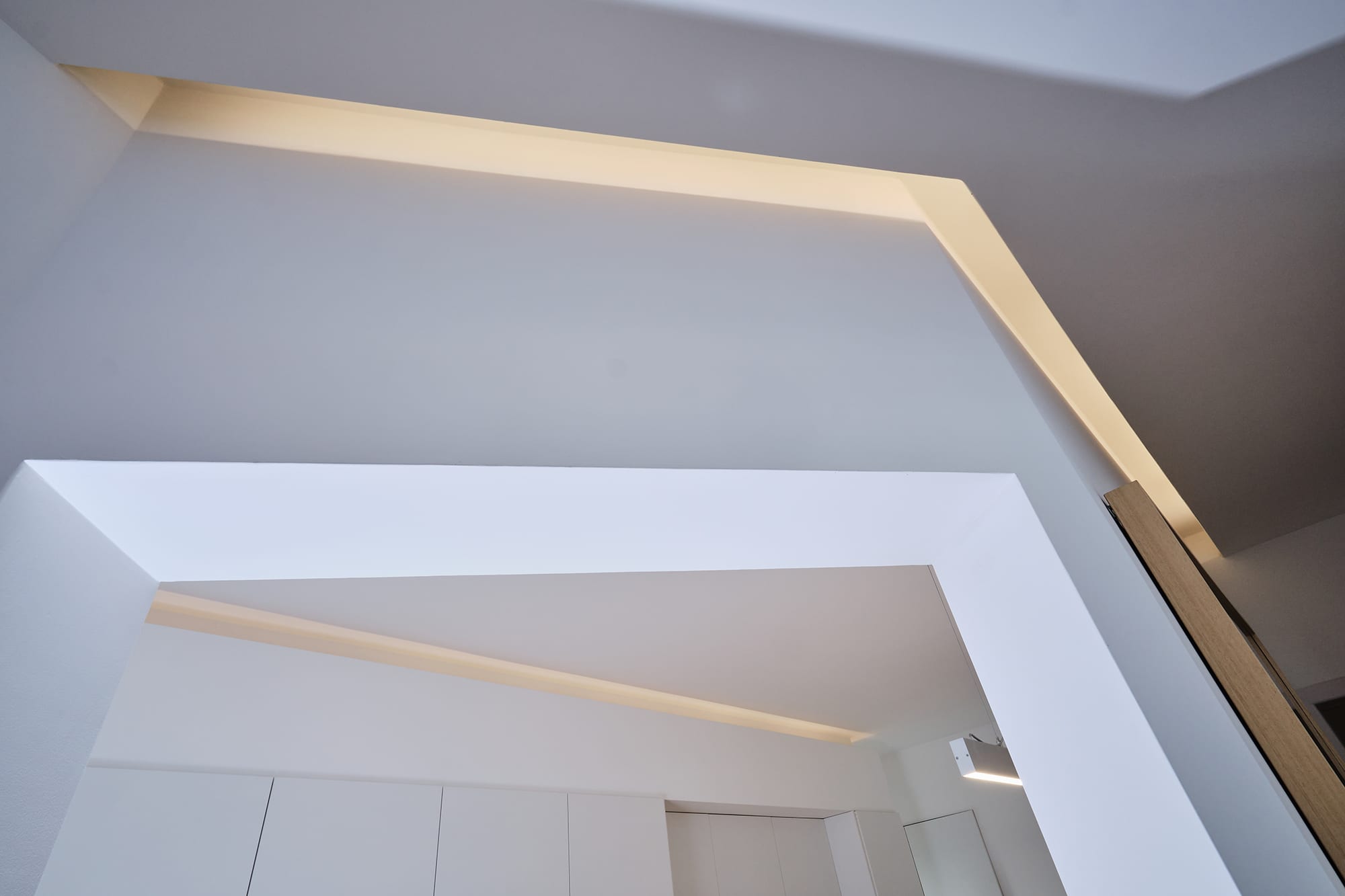 8-Apartamento-Lisboa-Lisboa - O apartamento insere-se num edifício de gaveto entre a Avenida de Berna e Avenida Marquês de Tomar no bairro das Avenidas Novas, localizado na zona central de Lisboa, junto à Avenida da República, uma das principais vias da cidade. A Avenida de Berna tem uma longa história de Glamour e estilo de vida de classe alta e essa cultura esteve presente na nossa forma de abordar o Projeto.
O bairro é definido por vias largas de dois sentidos, logradouros ajardinados e coerência estética no desenho das fachadas, tornando Avenida de Berna numa das zonas mais valorizadas de Lisboa. O edifício  é composto por um piso térreo e quatro pisos seguintes. A construção é definida por fundações em alvenaria de pedra, que é o mesmo material presente nas paredes exteriores. Os interiores por si, encontram-se em tijolo maciço, com uma laje mista e cobertura em telha marselha assente em barrotes de madeira. São criadas novas aberturas interiores, o layout da cozinha é alterado para permitir a continuidade e fluidez espacial entre o espaço social definido pelas divisões conectadas.
O alçado principal é definido por uma métrica de vãos com de guardas metálicas, assim como vãos exteriores em alumínio com vidro duplo e com uma cobertura de duas águas em cerâmica. Com a intervenção da CVZ Construções, nasce uma nova zona social. Uma nova disposição, com maior espacialidade e luminosidade, na cozinha, sala e Instalações Sanitárias. O novo espaço traz mobiliário fixo de biblioteca e zonas de iluminação indireta.