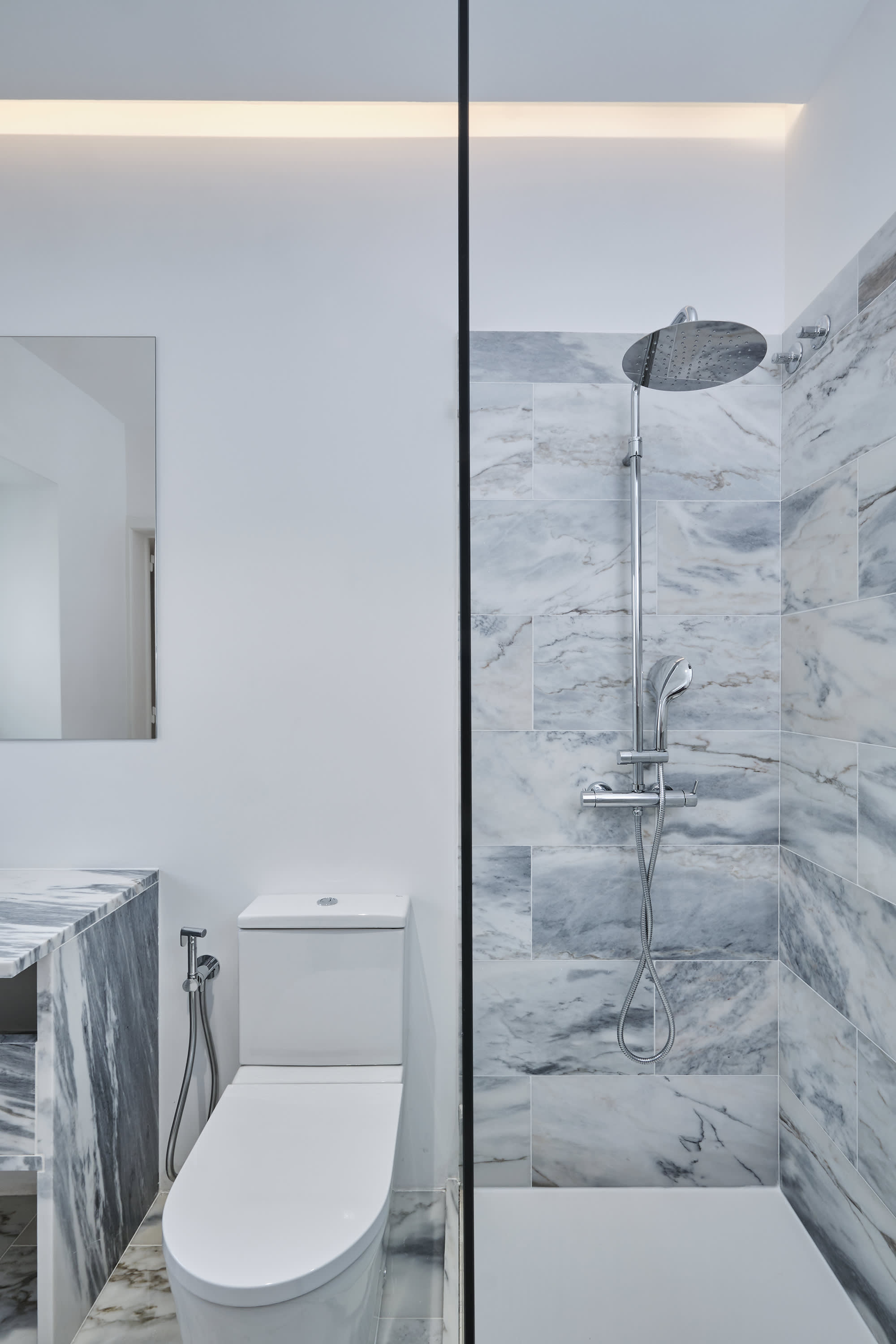 13-Apartamento-Lisboa-Lisboa - O apartamento insere-se num edifício de gaveto entre a Avenida de Berna e Avenida Marquês de Tomar no bairro das Avenidas Novas, localizado na zona central de Lisboa, junto à Avenida da República, uma das principais vias da cidade. A Avenida de Berna tem uma longa história de Glamour e estilo de vida de classe alta e essa cultura esteve presente na nossa forma de abordar o Projeto.
O bairro é definido por vias largas de dois sentidos, logradouros ajardinados e coerência estética no desenho das fachadas, tornando Avenida de Berna numa das zonas mais valorizadas de Lisboa. O edifício  é composto por um piso térreo e quatro pisos seguintes. A construção é definida por fundações em alvenaria de pedra, que é o mesmo material presente nas paredes exteriores. Os interiores por si, encontram-se em tijolo maciço, com uma laje mista e cobertura em telha marselha assente em barrotes de madeira. São criadas novas aberturas interiores, o layout da cozinha é alterado para permitir a continuidade e fluidez espacial entre o espaço social definido pelas divisões conectadas.
O alçado principal é definido por uma métrica de vãos com de guardas metálicas, assim como vãos exteriores em alumínio com vidro duplo e com uma cobertura de duas águas em cerâmica. Com a intervenção da CVZ Construções, nasce uma nova zona social. Uma nova disposição, com maior espacialidade e luminosidade, na cozinha, sala e Instalações Sanitárias. O novo espaço traz mobiliário fixo de biblioteca e zonas de iluminação indireta.