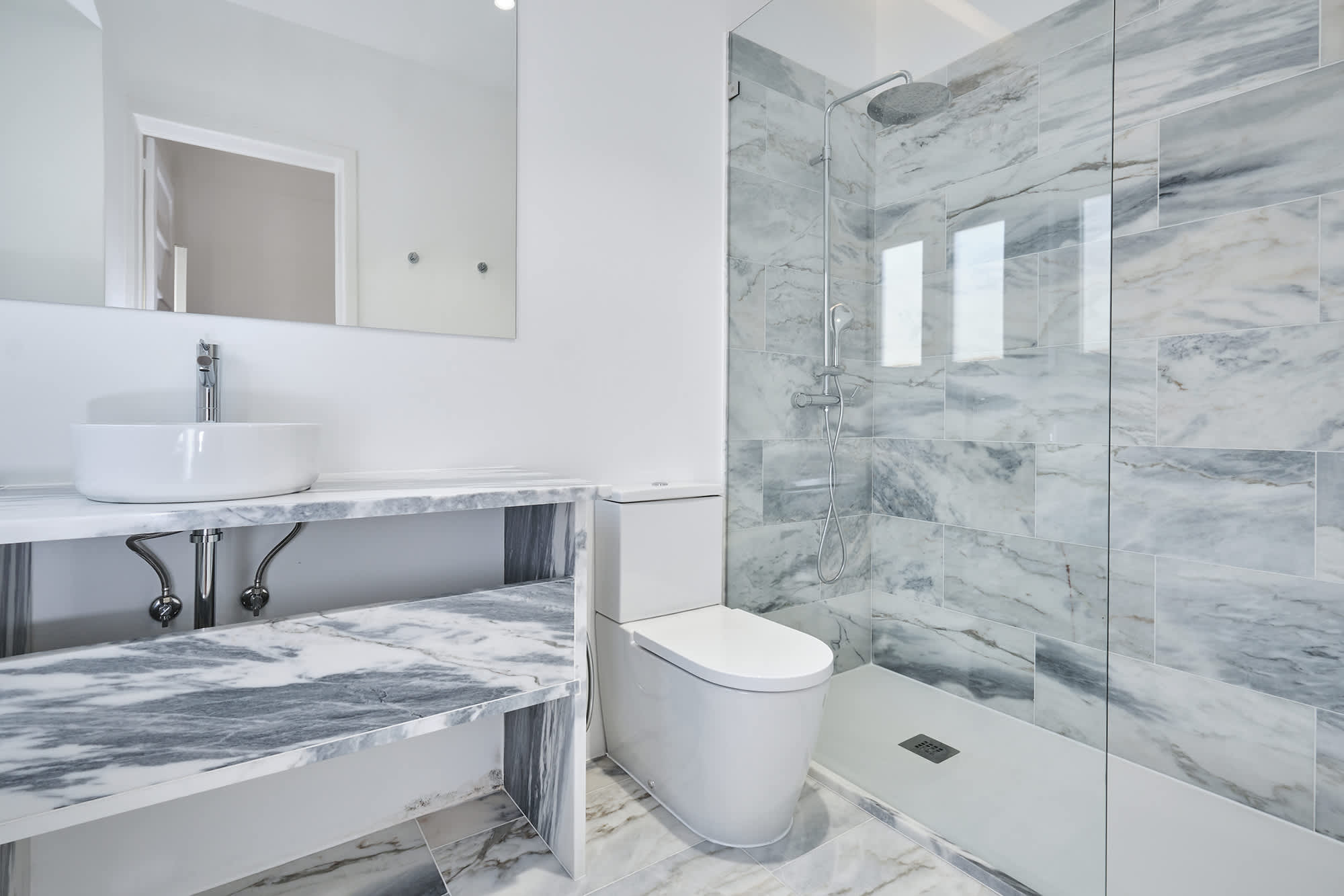 15-Apartamento-Lisboa-Lisboa - O apartamento insere-se num edifício de gaveto entre a Avenida de Berna e Avenida Marquês de Tomar no bairro das Avenidas Novas, localizado na zona central de Lisboa, junto à Avenida da República, uma das principais vias da cidade. A Avenida de Berna tem uma longa história de Glamour e estilo de vida de classe alta e essa cultura esteve presente na nossa forma de abordar o Projeto.
O bairro é definido por vias largas de dois sentidos, logradouros ajardinados e coerência estética no desenho das fachadas, tornando Avenida de Berna numa das zonas mais valorizadas de Lisboa. O edifício  é composto por um piso térreo e quatro pisos seguintes. A construção é definida por fundações em alvenaria de pedra, que é o mesmo material presente nas paredes exteriores. Os interiores por si, encontram-se em tijolo maciço, com uma laje mista e cobertura em telha marselha assente em barrotes de madeira. São criadas novas aberturas interiores, o layout da cozinha é alterado para permitir a continuidade e fluidez espacial entre o espaço social definido pelas divisões conectadas.
O alçado principal é definido por uma métrica de vãos com de guardas metálicas, assim como vãos exteriores em alumínio com vidro duplo e com uma cobertura de duas águas em cerâmica. Com a intervenção da CVZ Construções, nasce uma nova zona social. Uma nova disposição, com maior espacialidade e luminosidade, na cozinha, sala e Instalações Sanitárias. O novo espaço traz mobiliário fixo de biblioteca e zonas de iluminação indireta.