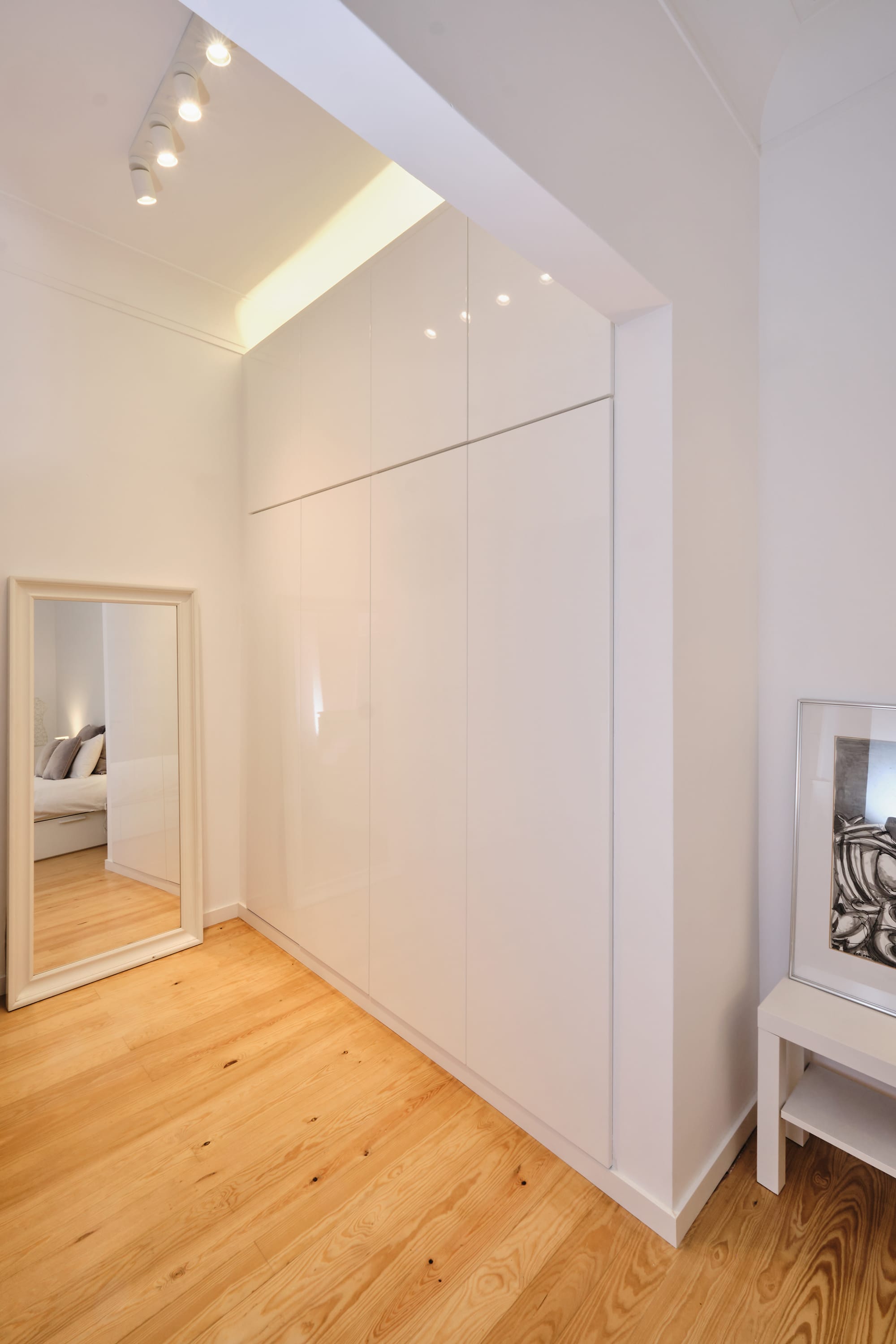 18-Apartamento-Lisboa-Lisboa - O apartamento insere-se num edifício de gaveto entre a Avenida de Berna e Avenida Marquês de Tomar no bairro das Avenidas Novas, localizado na zona central de Lisboa, junto à Avenida da República, uma das principais vias da cidade. A Avenida de Berna tem uma longa história de Glamour e estilo de vida de classe alta e essa cultura esteve presente na nossa forma de abordar o Projeto.
O bairro é definido por vias largas de dois sentidos, logradouros ajardinados e coerência estética no desenho das fachadas, tornando Avenida de Berna numa das zonas mais valorizadas de Lisboa. O edifício  é composto por um piso térreo e quatro pisos seguintes. A construção é definida por fundações em alvenaria de pedra, que é o mesmo material presente nas paredes exteriores. Os interiores por si, encontram-se em tijolo maciço, com uma laje mista e cobertura em telha marselha assente em barrotes de madeira. São criadas novas aberturas interiores, o layout da cozinha é alterado para permitir a continuidade e fluidez espacial entre o espaço social definido pelas divisões conectadas.
O alçado principal é definido por uma métrica de vãos com de guardas metálicas, assim como vãos exteriores em alumínio com vidro duplo e com uma cobertura de duas águas em cerâmica. Com a intervenção da CVZ Construções, nasce uma nova zona social. Uma nova disposição, com maior espacialidade e luminosidade, na cozinha, sala e Instalações Sanitárias. O novo espaço traz mobiliário fixo de biblioteca e zonas de iluminação indireta.