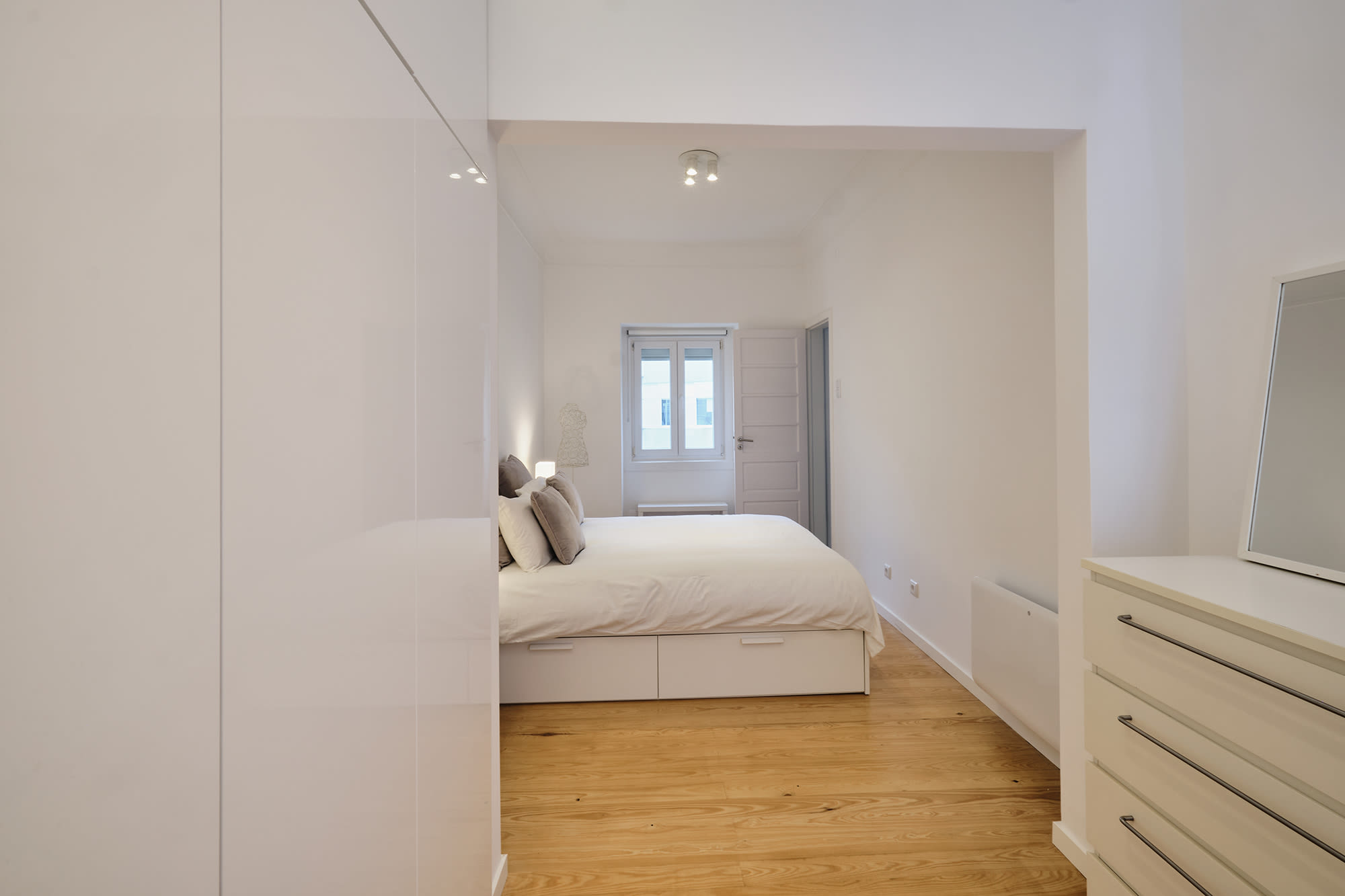 19-Apartamento-Lisboa-Lisboa - O apartamento insere-se num edifício de gaveto entre a Avenida de Berna e Avenida Marquês de Tomar no bairro das Avenidas Novas, localizado na zona central de Lisboa, junto à Avenida da República, uma das principais vias da cidade. A Avenida de Berna tem uma longa história de Glamour e estilo de vida de classe alta e essa cultura esteve presente na nossa forma de abordar o Projeto.
O bairro é definido por vias largas de dois sentidos, logradouros ajardinados e coerência estética no desenho das fachadas, tornando Avenida de Berna numa das zonas mais valorizadas de Lisboa. O edifício  é composto por um piso térreo e quatro pisos seguintes. A construção é definida por fundações em alvenaria de pedra, que é o mesmo material presente nas paredes exteriores. Os interiores por si, encontram-se em tijolo maciço, com uma laje mista e cobertura em telha marselha assente em barrotes de madeira. São criadas novas aberturas interiores, o layout da cozinha é alterado para permitir a continuidade e fluidez espacial entre o espaço social definido pelas divisões conectadas.
O alçado principal é definido por uma métrica de vãos com de guardas metálicas, assim como vãos exteriores em alumínio com vidro duplo e com uma cobertura de duas águas em cerâmica. Com a intervenção da CVZ Construções, nasce uma nova zona social. Uma nova disposição, com maior espacialidade e luminosidade, na cozinha, sala e Instalações Sanitárias. O novo espaço traz mobiliário fixo de biblioteca e zonas de iluminação indireta.