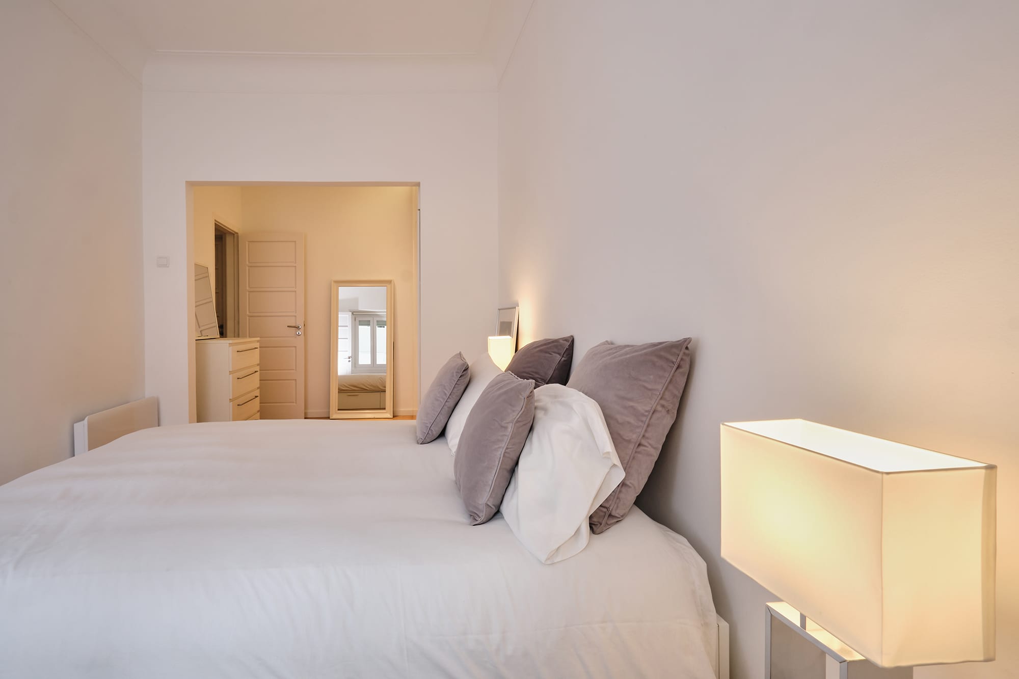20-Apartamento-Lisboa-Lisboa - O apartamento insere-se num edifício de gaveto entre a Avenida de Berna e Avenida Marquês de Tomar no bairro das Avenidas Novas, localizado na zona central de Lisboa, junto à Avenida da República, uma das principais vias da cidade. A Avenida de Berna tem uma longa história de Glamour e estilo de vida de classe alta e essa cultura esteve presente na nossa forma de abordar o Projeto.
O bairro é definido por vias largas de dois sentidos, logradouros ajardinados e coerência estética no desenho das fachadas, tornando Avenida de Berna numa das zonas mais valorizadas de Lisboa. O edifício  é composto por um piso térreo e quatro pisos seguintes. A construção é definida por fundações em alvenaria de pedra, que é o mesmo material presente nas paredes exteriores. Os interiores por si, encontram-se em tijolo maciço, com uma laje mista e cobertura em telha marselha assente em barrotes de madeira. São criadas novas aberturas interiores, o layout da cozinha é alterado para permitir a continuidade e fluidez espacial entre o espaço social definido pelas divisões conectadas.
O alçado principal é definido por uma métrica de vãos com de guardas metálicas, assim como vãos exteriores em alumínio com vidro duplo e com uma cobertura de duas águas em cerâmica. Com a intervenção da CVZ Construções, nasce uma nova zona social. Uma nova disposição, com maior espacialidade e luminosidade, na cozinha, sala e Instalações Sanitárias. O novo espaço traz mobiliário fixo de biblioteca e zonas de iluminação indireta.