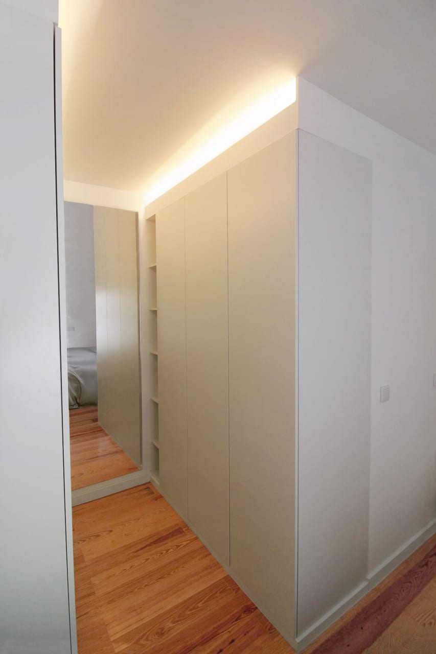 4-Casa-Lisboa-Oeiras - O Apartamento em Caxias localiza-se numa das zonas mais antigas de Oeiras, junto ao Convento da Cartuxa. No início do século XX, o Convento albergou as instalações do Instituto Padre António de Oliveira. Caxias preservou algumas qualidades específicas desse tempo, ao ser dos lugares menos afetados pela pressão urbana sobre Oeiras nas décadas de 50, 60 e 70.
O Projeto propõe um espaço social amplo, valorizando e luz e a espacialidade, com a cozinha aberta para a sala destacada com iluminação indireta. Madeira de pinho e Mármore de Estremoz são os elementos predominantes que trazem nobreza ao espaço, contrastando com o branco das paredes que reflete a luz natural, iluminando assim a divisão. O Projeto é uma declaração de Arquitetura Moderna, com espaços amplos, desenhados com a sua funcionalidade em mente.
O desafio foi realizar a obra em plena pandemia tal responsabilidade apenas se tornou possível graças a uma equipa altamente qualificada, cujos projetos são levados a cabo pela sua própria mão de obra, gerida por Arquitetos e Engenheiros.