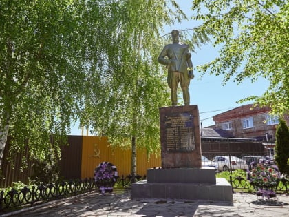 На Нижней Луговой за счет личных средств курянина реконструировали памятник