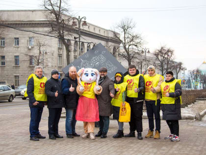 Мужчины реготделения в Международный женский день дарили курянкам цветы