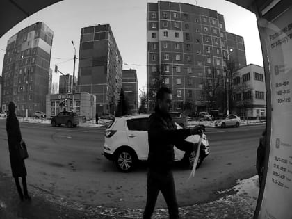 РАСКЛЕЙЩИК НЕЗАКОННОЙ РЕКЛАМЫ РАЗМЕЩАЛ МАТЕРИАЛЫ НА ОСТАНОВКАХ ГОРОДА