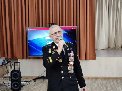 В школе № 52 проходит благотворительная акция «Сладость в радость», приуроченная ко Дню защитника Отечества.