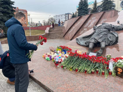 Представители ЮЗГУ почтили память погибших в результате теракта в «Крокус Сити Холле»