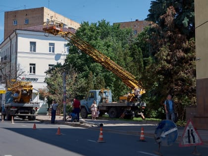 В Курске ремонтируют столб на улице Ленина