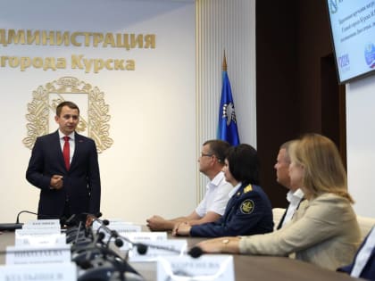 В День семьи, любви и верности вручил нагрудные знаки Курской области «За заслуги в воспитании детей» и медаль «За любовь и верность»