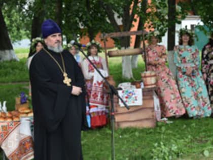 «Троицыно утро,  утренний канон, В роще по берёзкам  белый перезвон...»