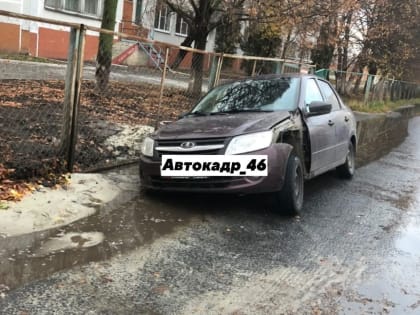 В Курске на Магистральном проезде автомобиль провалился асфальт