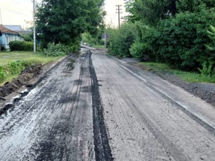 В центре Курска на трех улицах дорожники укладывают бордюры