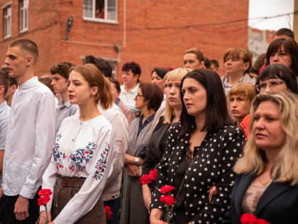 В Курском монтажном техникуме прошло мероприятие, посвящённое открытию памятной таблички погибшему в ходе проведения СВО Григорию Петунину