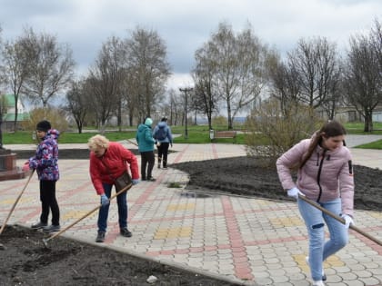 В ДЕНЬ ЗАБОТЫ О ПАМЯТНИКАХ ИСТОРИИ И КУЛЬТУРЫ СОТРУДНИКИ ЦБС НАВЕЛИ ПОРЯДОК НА ТЕРРИТОРИИ У ПАМЯТНИКА ПЕТРУ И ФЕВРОНИИ