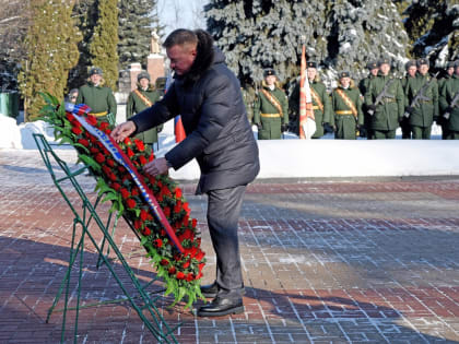 В Курске на мемориале «Памяти павших» возложили венки и цветы