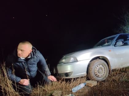 В Курской области автоволонтеры вытаскивают автомобили из грязи