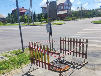 В Курске на проспекте Дружбы обновили канализационный люк