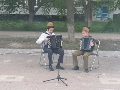 Обучающиеся Курчатовской детской школы искусств приняли участие в городской акции «Открытый поэтический микрофон» «Живая память»