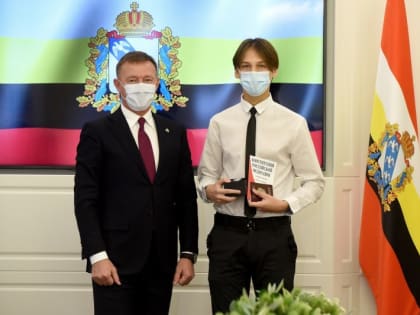 Губернатор Курской области вручил первые паспорта 14-летним курянам