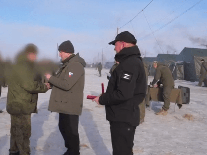 Андрей Турчак и Роман Старовойт наградили военных Курского гарнизона