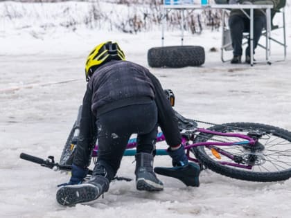 Из-за гололёда в Курске прошла не рождественская велогонка, а спринт