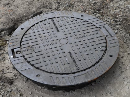 В Курске привели в порядок три канализационных колодца